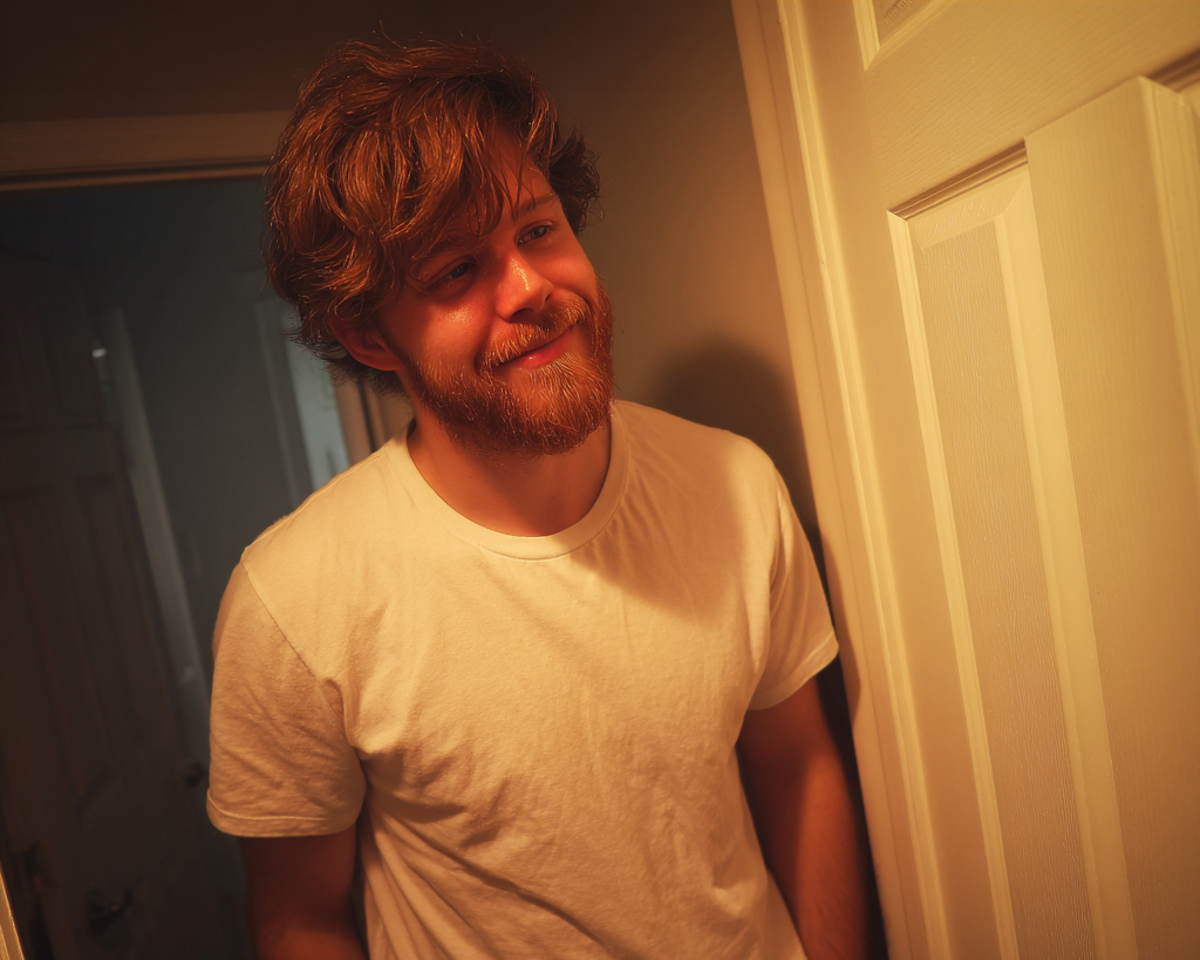 Un homme souriant debout dans l'embrasure d'une porte | Source : Midjourney