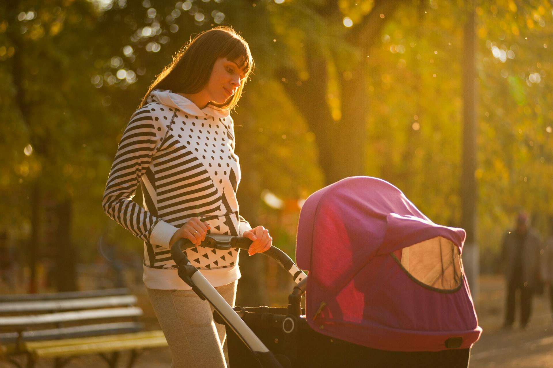 Une femme tenant une poussette de bébé | Source : Pexels