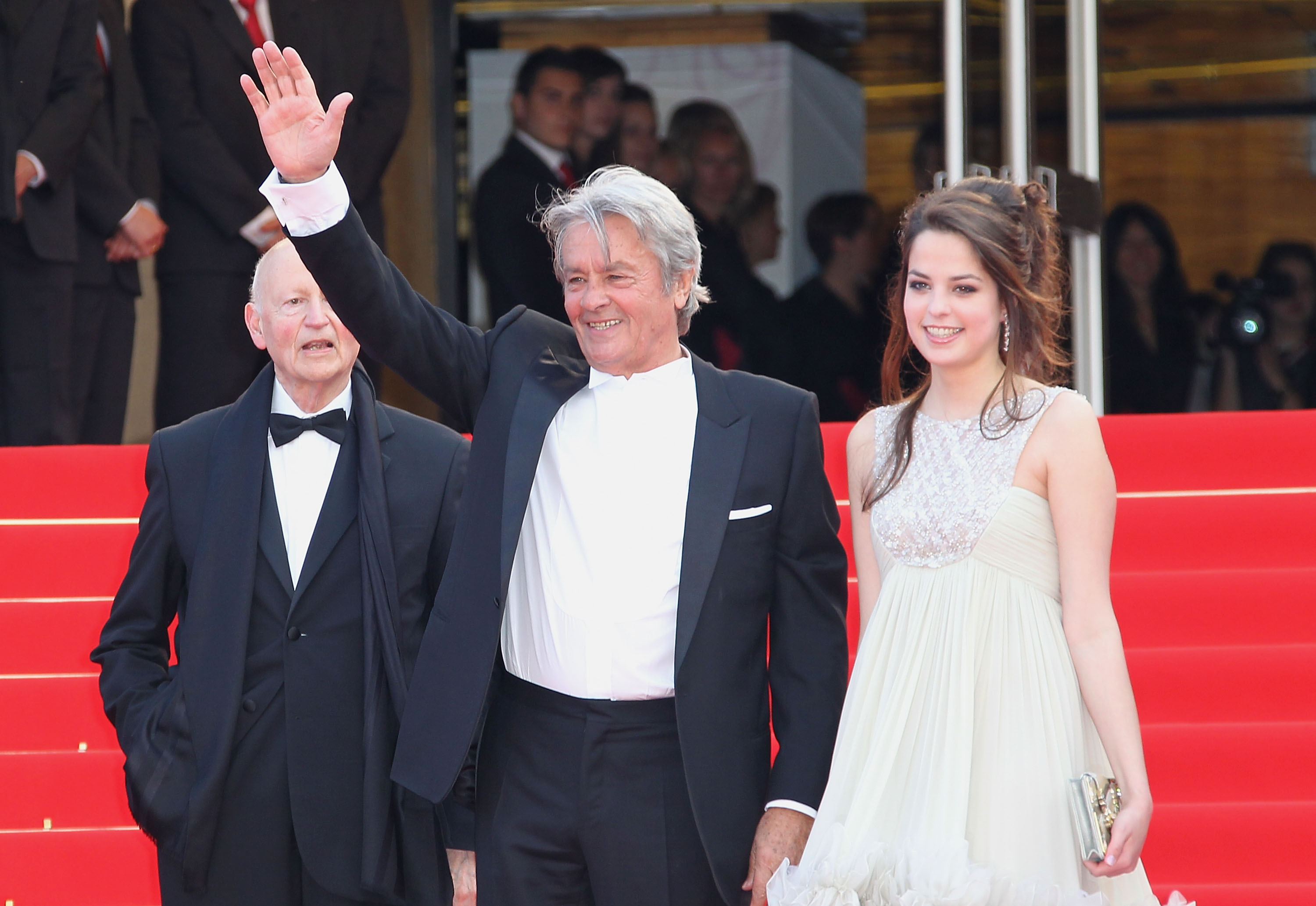 Le président du Festival de Cannes Gilles Jacob, l'acteur Alain Delon et Anoushka Delon assistent à la première du film "Il Gattopardo" au Palais des Festivals lors de la 63e édition du Festival international du film de Cannes, le 14 mai 2010 à Cannes, en France I Source : Getty Images