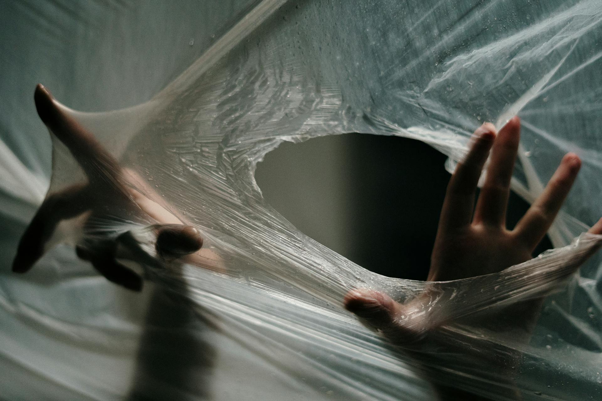 Une personne déchirant un film plastique | Source : Pexels