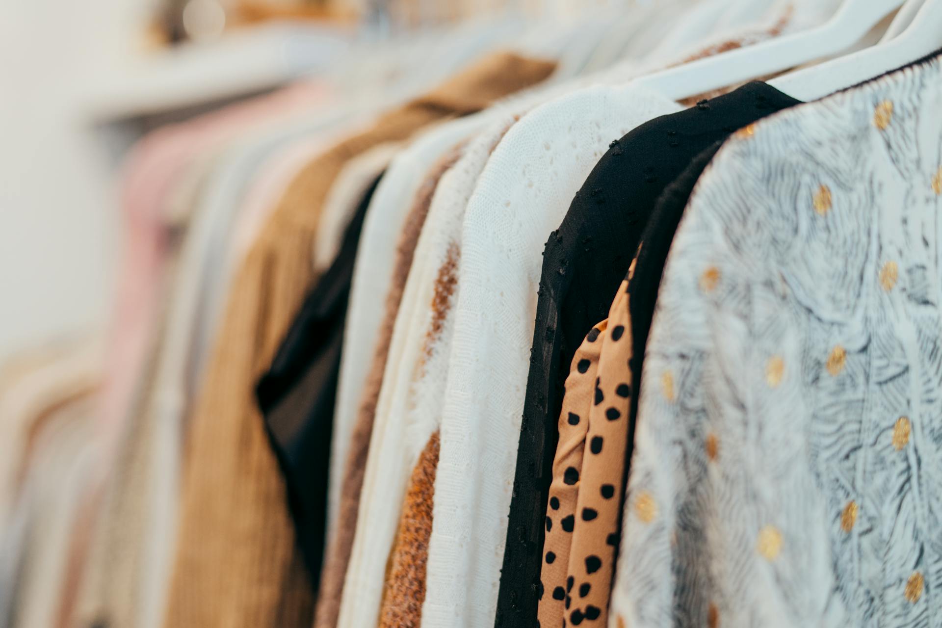 Vêtements suspendus dans un placard | Source : Pexels