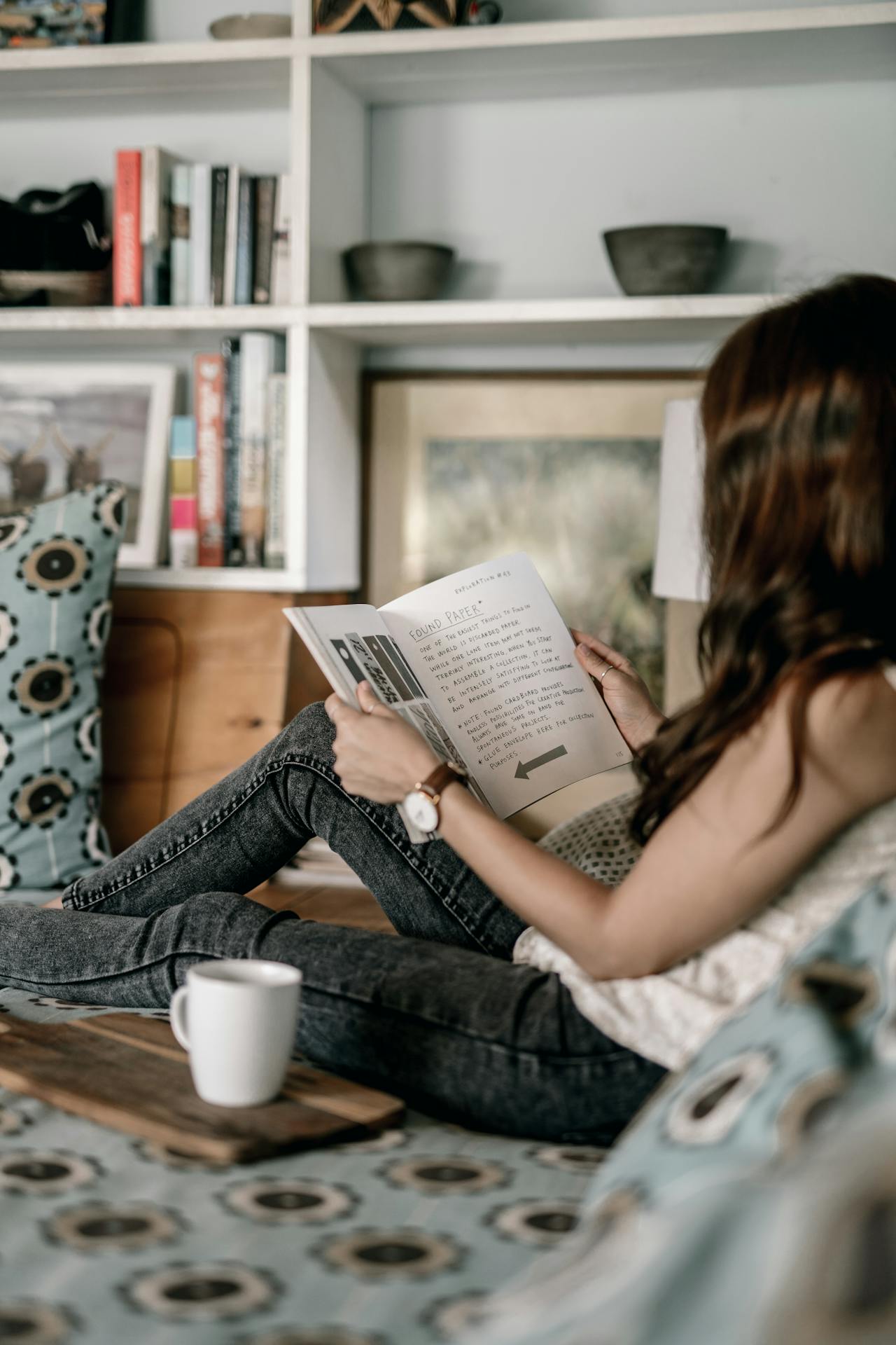 Une jeune femme qui lit un livre | Source : Pexels