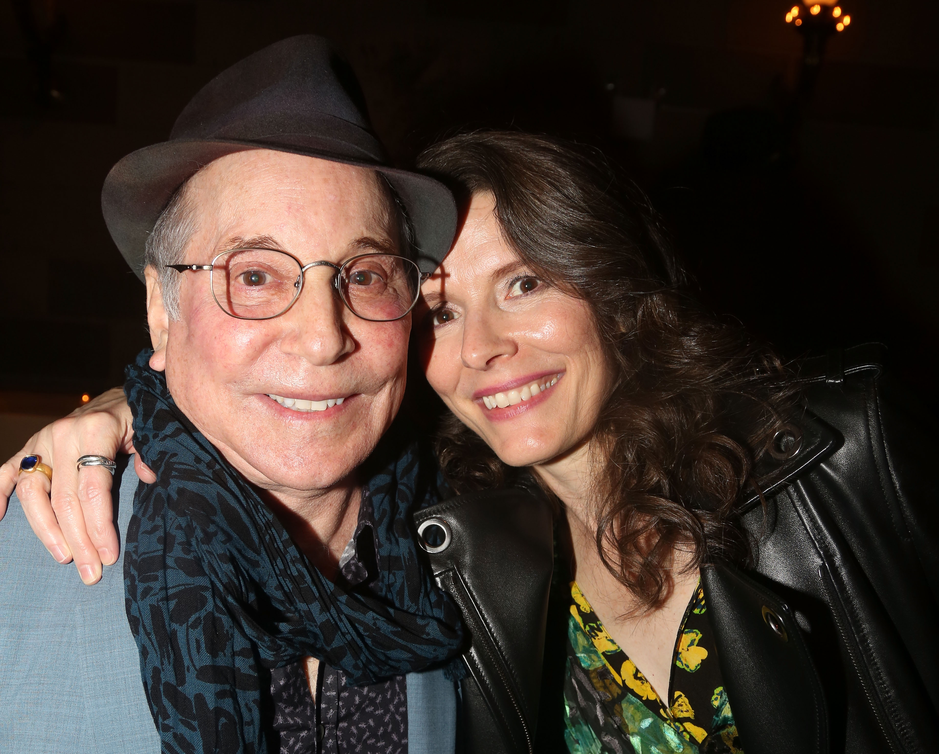 Paul Simon et Edie Brickell posent lors de la soirée d'ouverture de la nouvelle comédie musicale « Bright Star » à Broadway, au Gotham Hall, le 24 mars 2016 à New York | Source : Getty Images