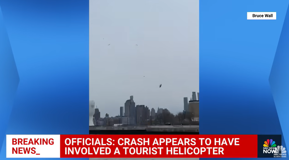 L'hélicoptère vu en plein vol, peu avant qu'il ne commence à descendre en spirale au-dessus de la rivière Hudson | Source : YouTube/NBCNews