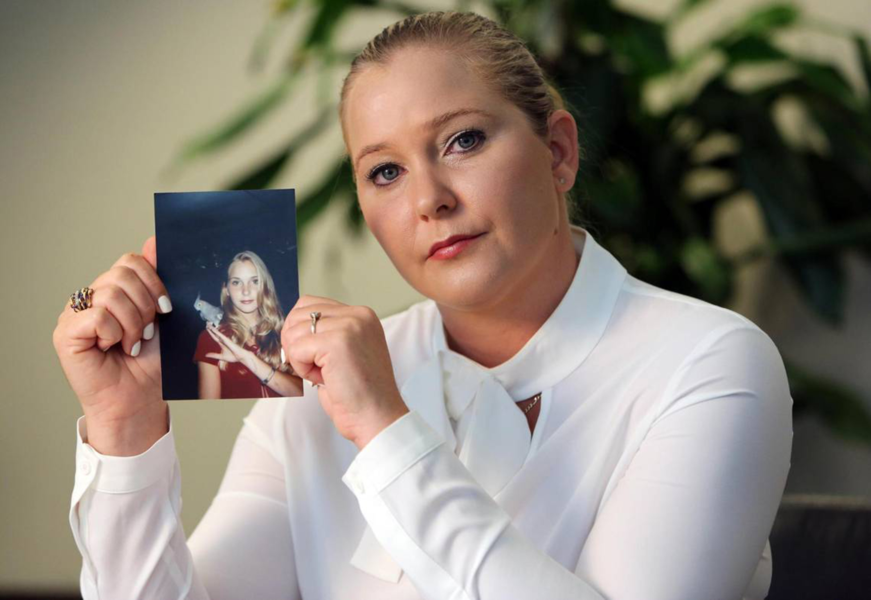 Virginia Giuffre, avec une photo d'elle adolescente, alors qu'elle dit avoir été abusée par Jeffrey Epstein, Ghislaine Maxwell et le prince Andrew, entre autres, datée du 1er mars 2023 | Source : Getty Images
