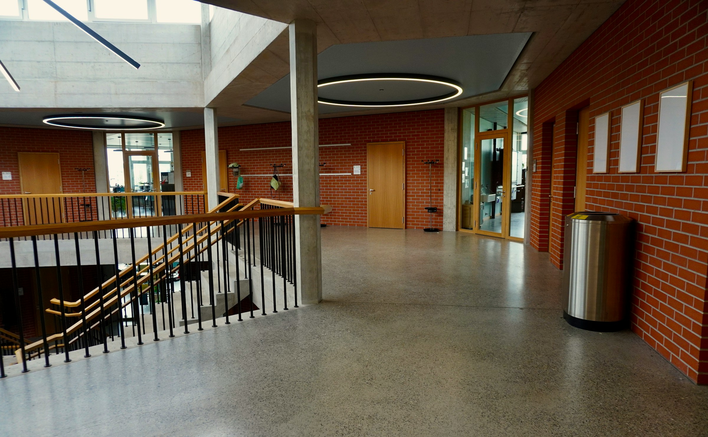 L'intérieur d'un bâtiment scolaire | Source : Unsplash