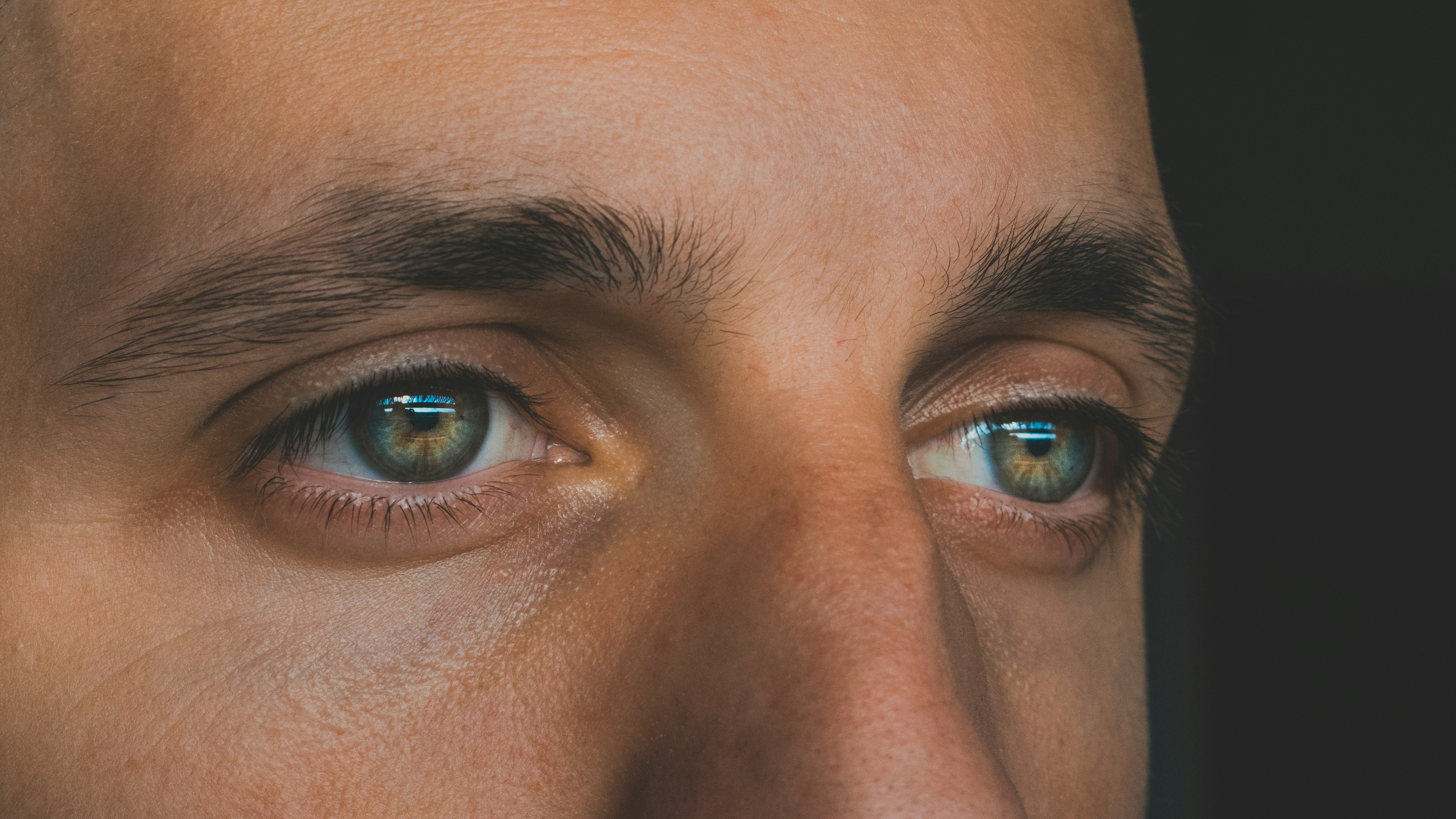 Gros plan sur les yeux d'un homme triste | Source : Unsplash
