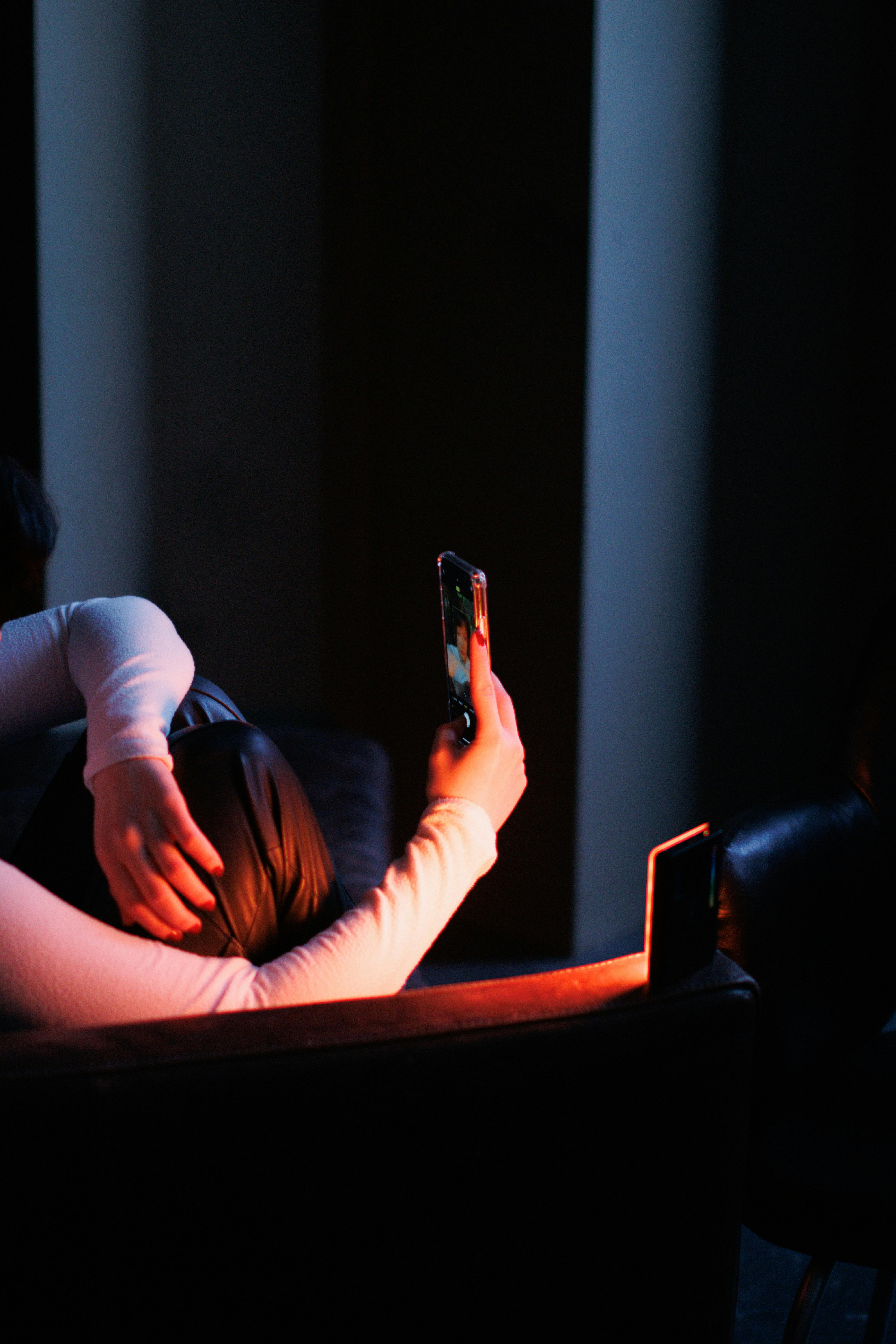 Une femme tenant un téléphone portable | Source : Pexels
