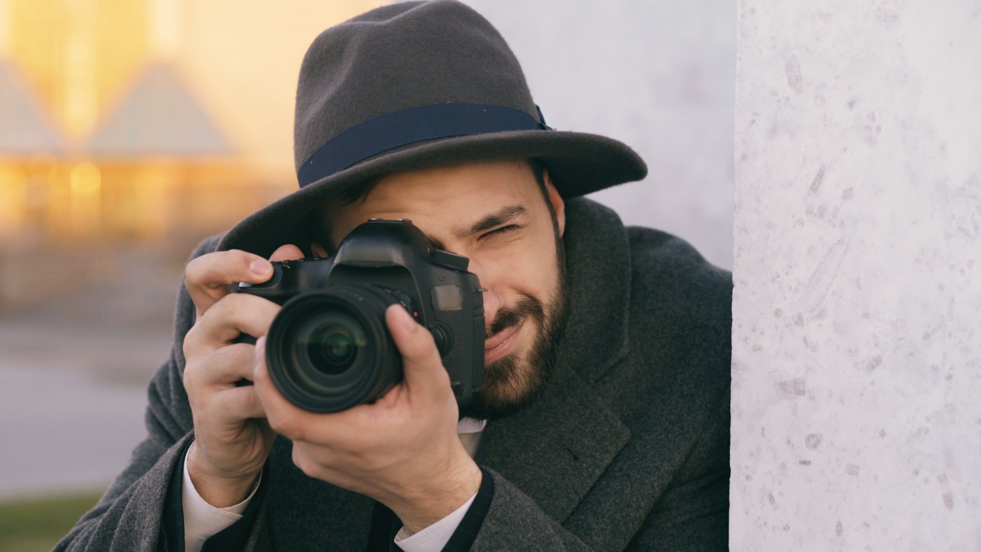 Un enquêteur avec un appareil photo | Source : Unsplash