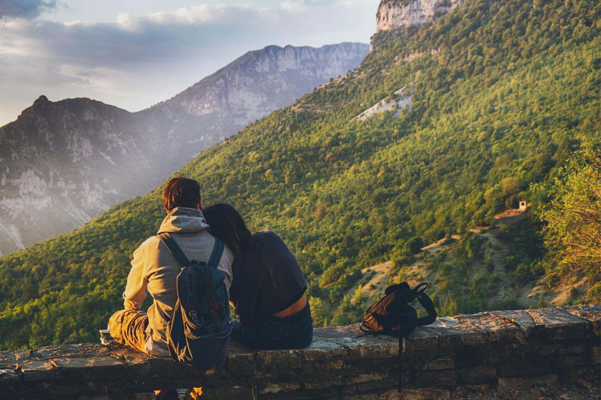 Un couple face à une montagne | Source : Pexels