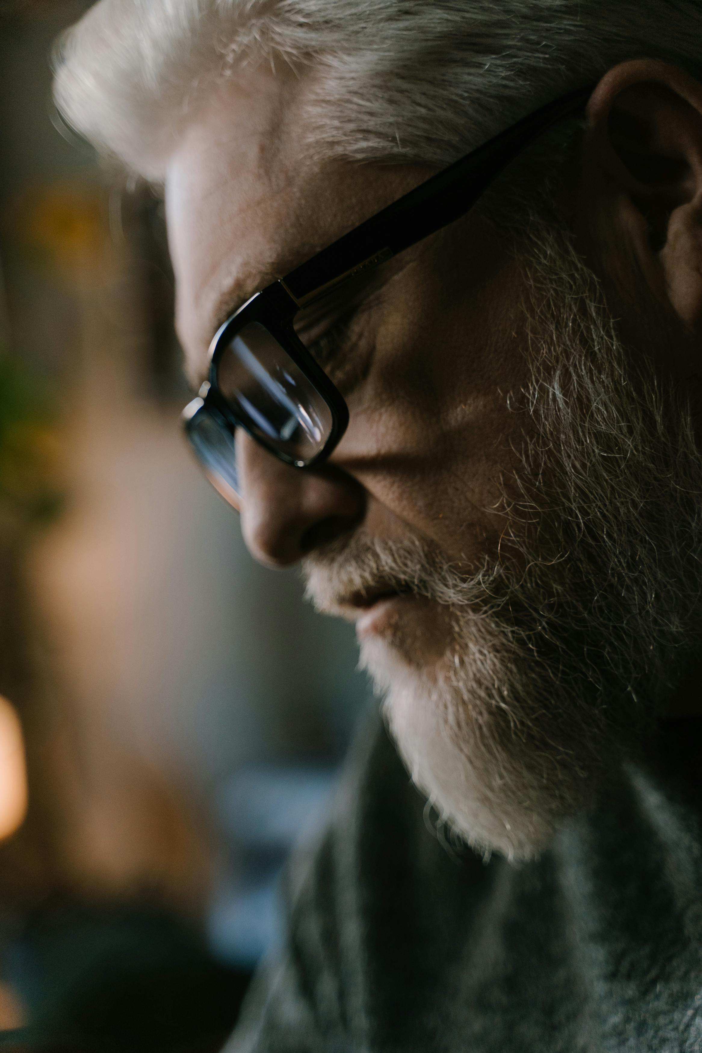 Gros plan sur un homme âgé | Source : Pexels