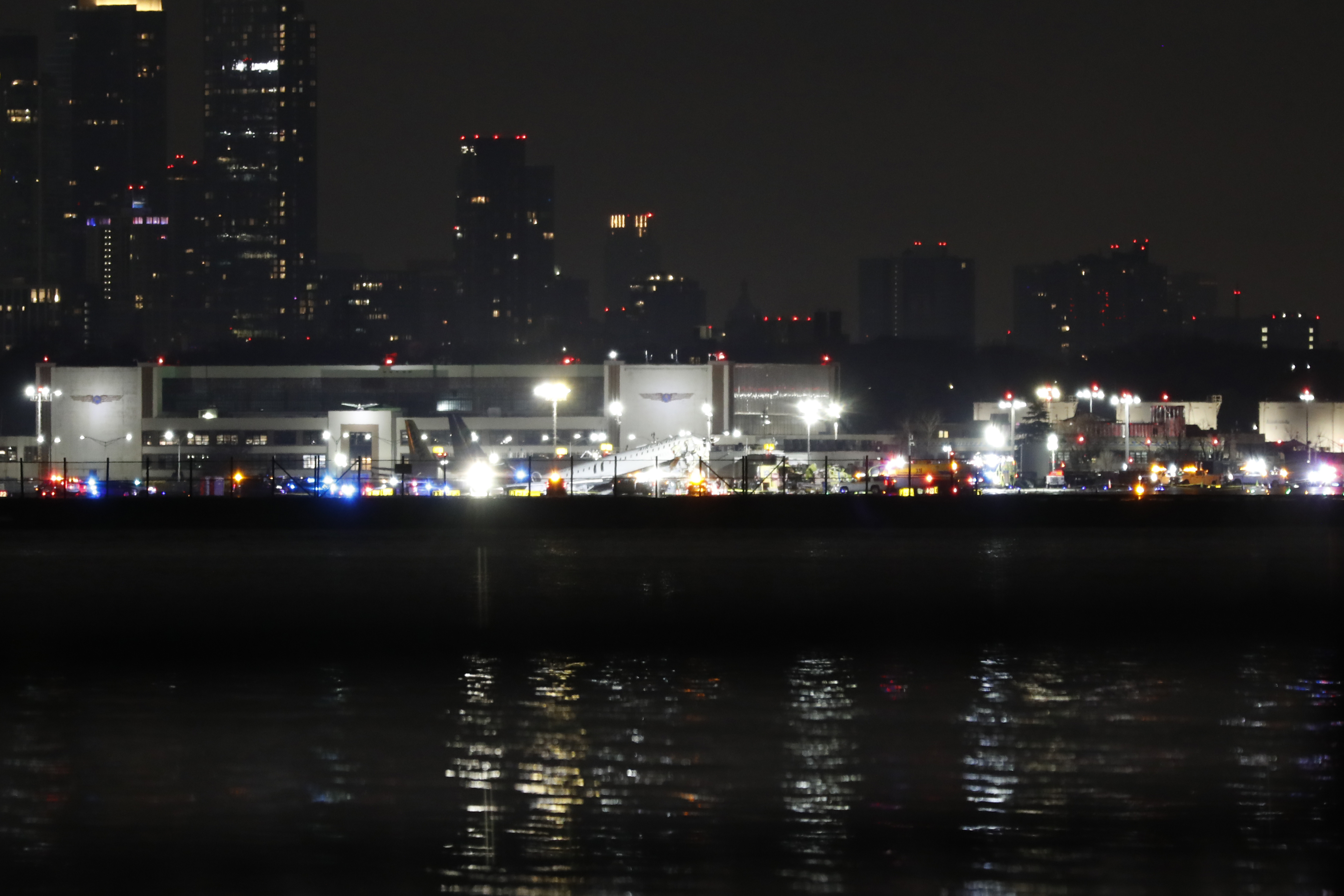 Le lieu de l'accident après la collision impliquant un avion d'Air Canada à l'aéroport LaGuardia de New York, le 23 mars 2026. | Source : Getty Images