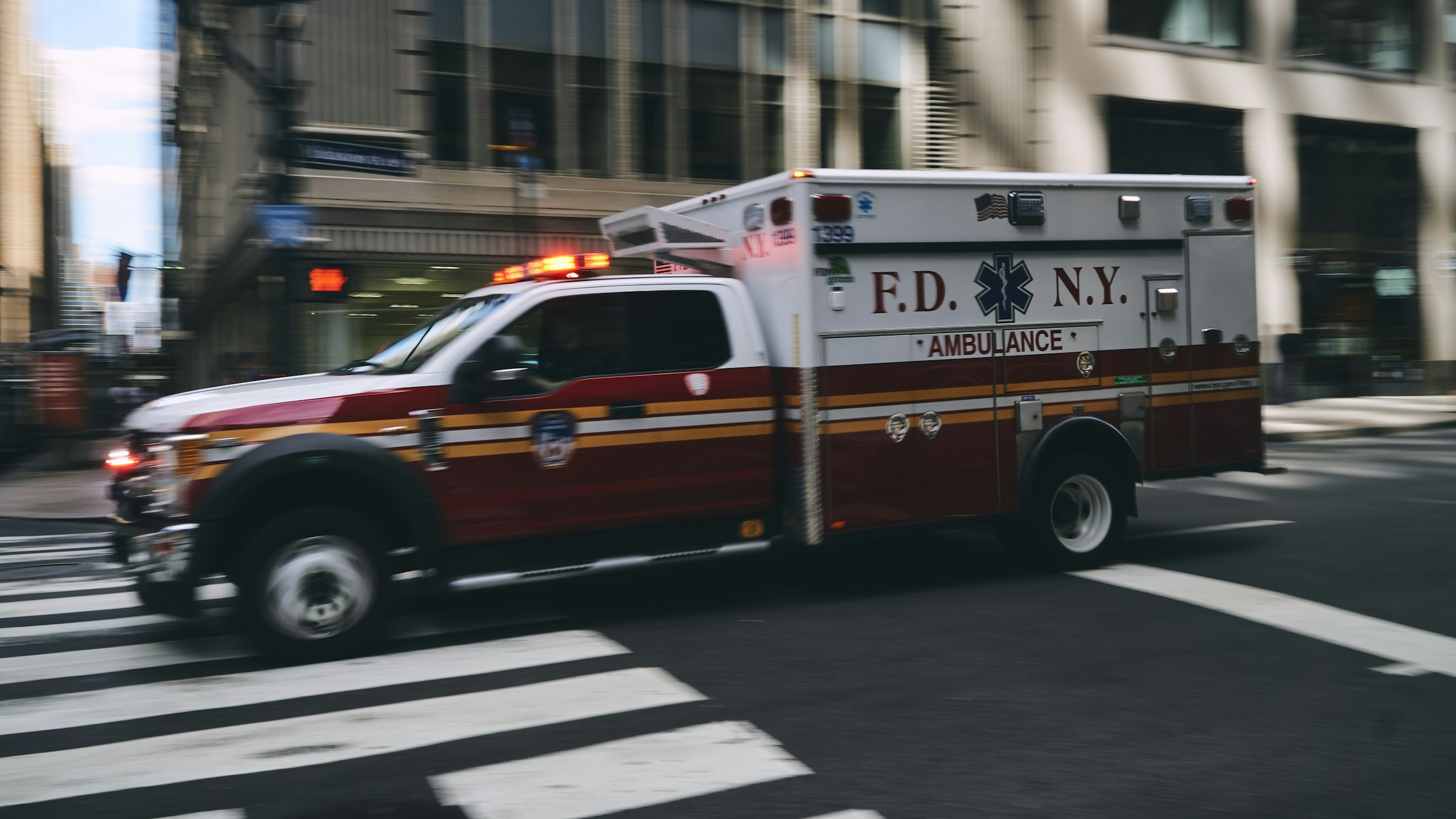 Une ambulance traversant la rue à toute vitesse | Source : Unsplash