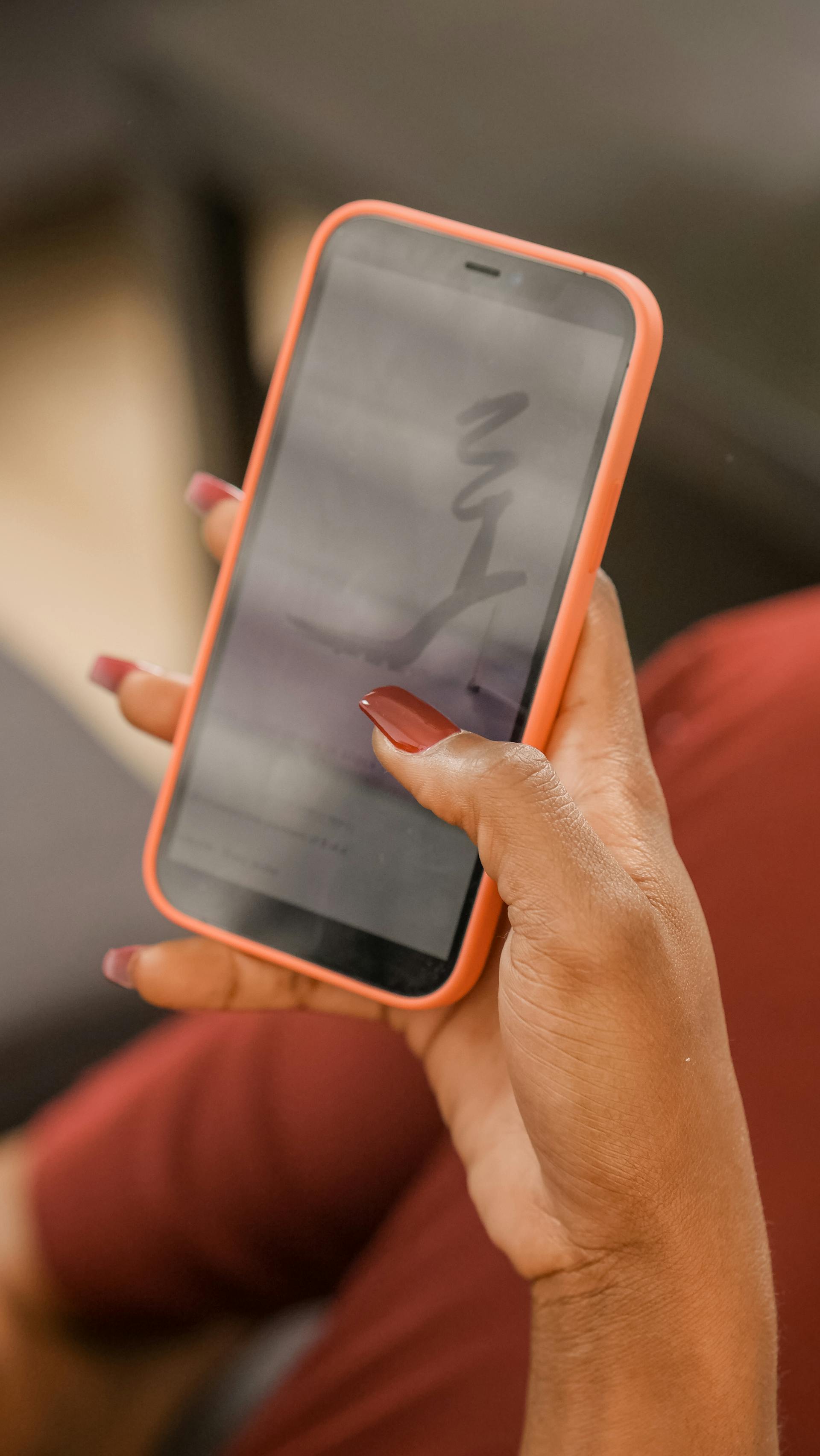 Une femme faisant défiler son téléphone portable | Source : Pexels