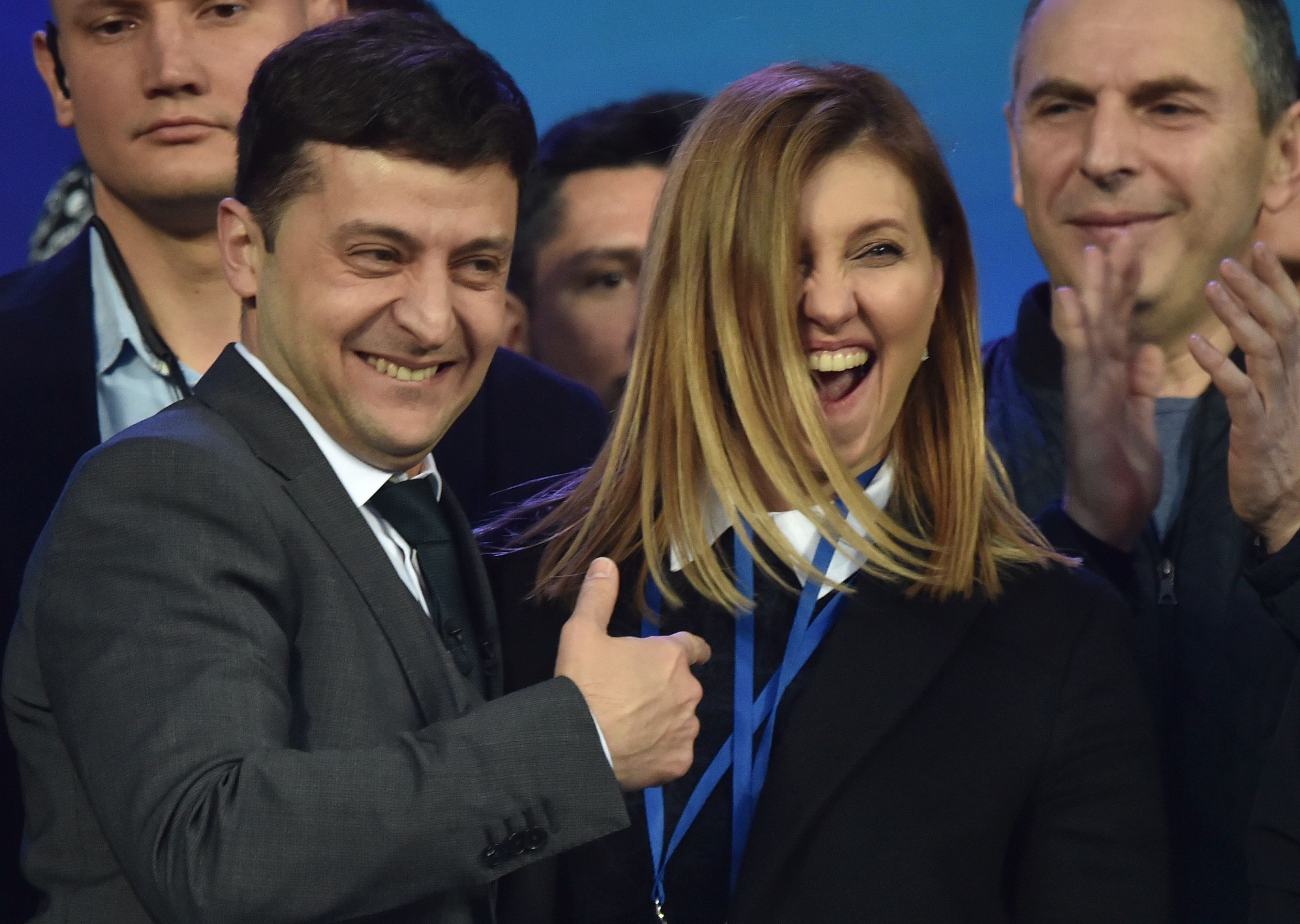 Volodymyr Zelenskyy et Olena Zelenska lors d'un débat sur l'élection présidentielle au stade olympique de Kiev, le 19 avril 2019 | Source : Getty Images