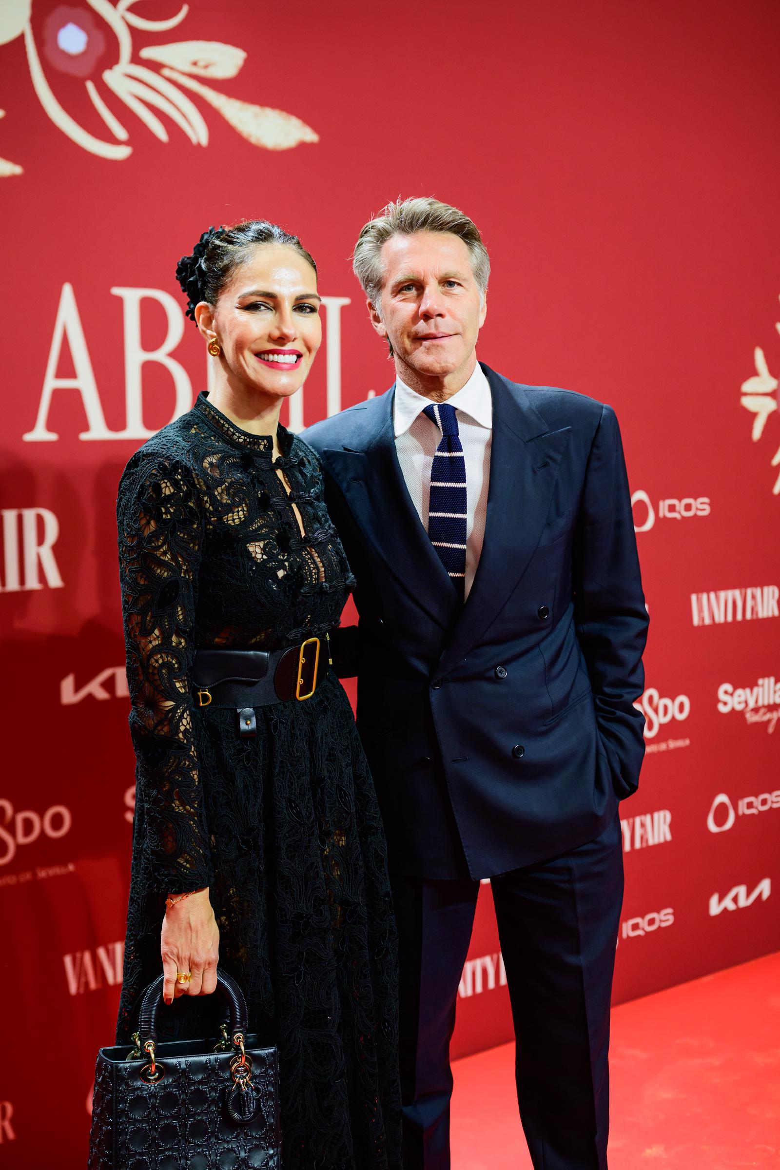 Adriana Abascal et le prince Emanuelle-Philibert de Savoie arrivent à la soirée organisée par Vanity Fair lors de la soirée d'ouverture de la Feria de Abril, connue sous le nom de « Noche del Pescaito » (la Nuit du petit poisson), le 5 mai 2025 à Séville, en Espagne I Source : Getty Images