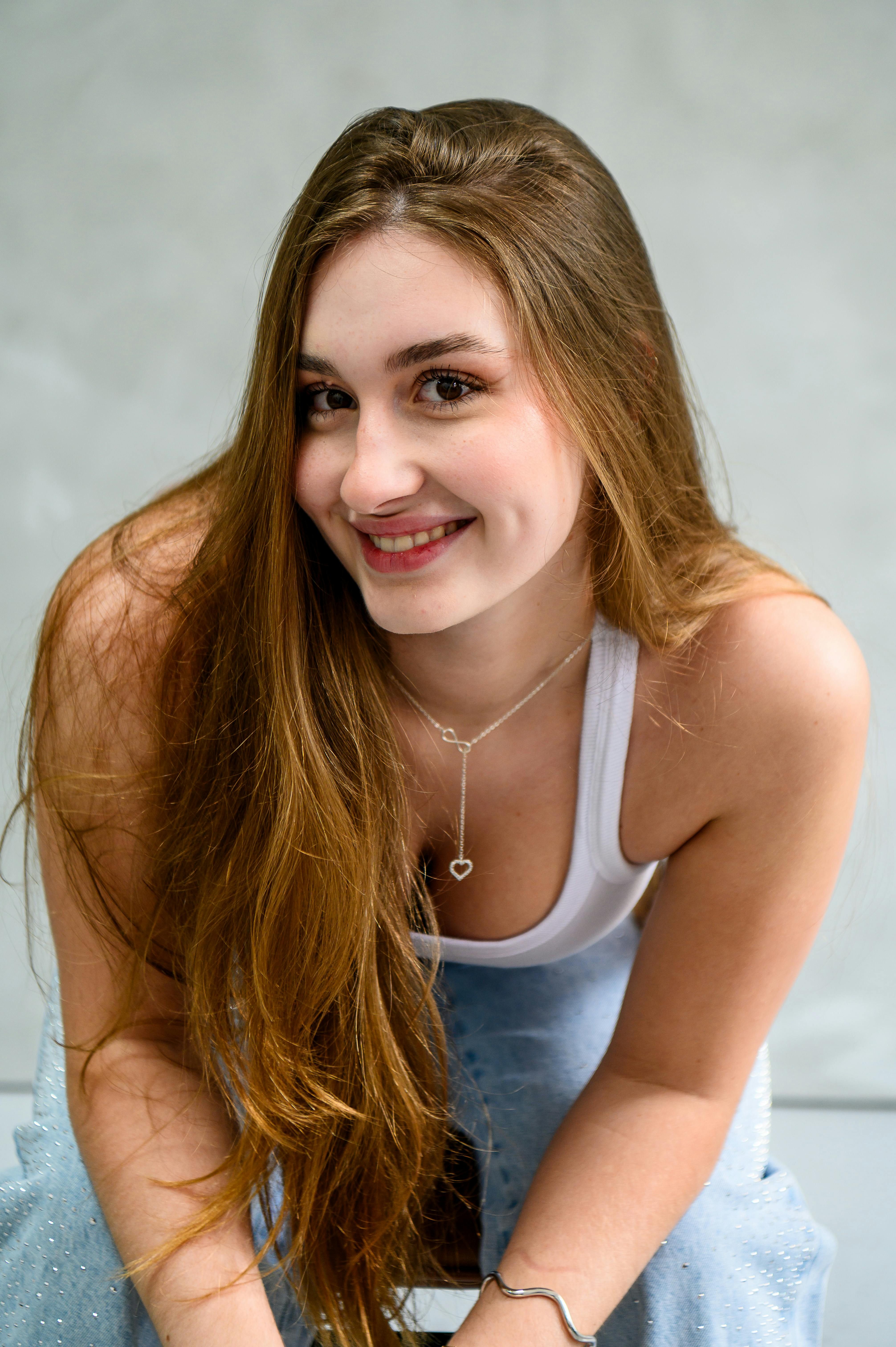 Une femme se penchant et souriant | Source : Pexels