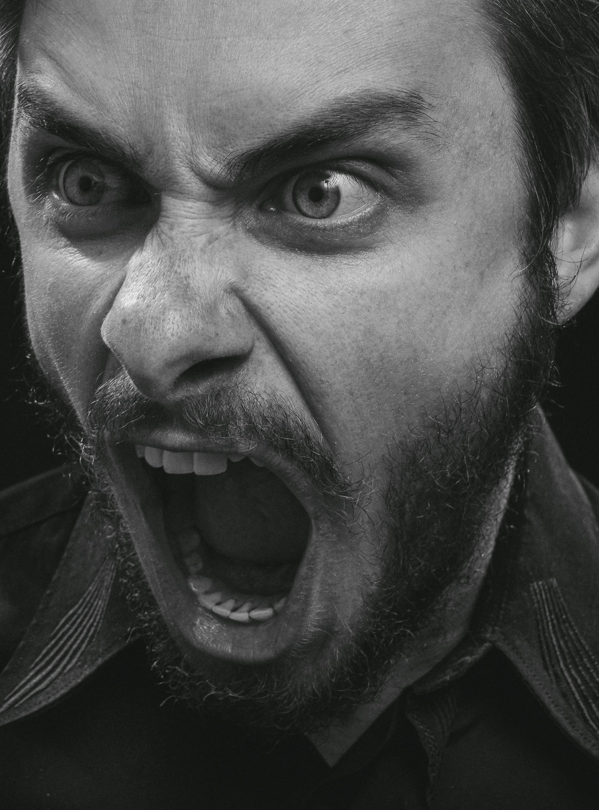 Une photo en niveaux de gris d'un homme qui crie | Source : Pexels