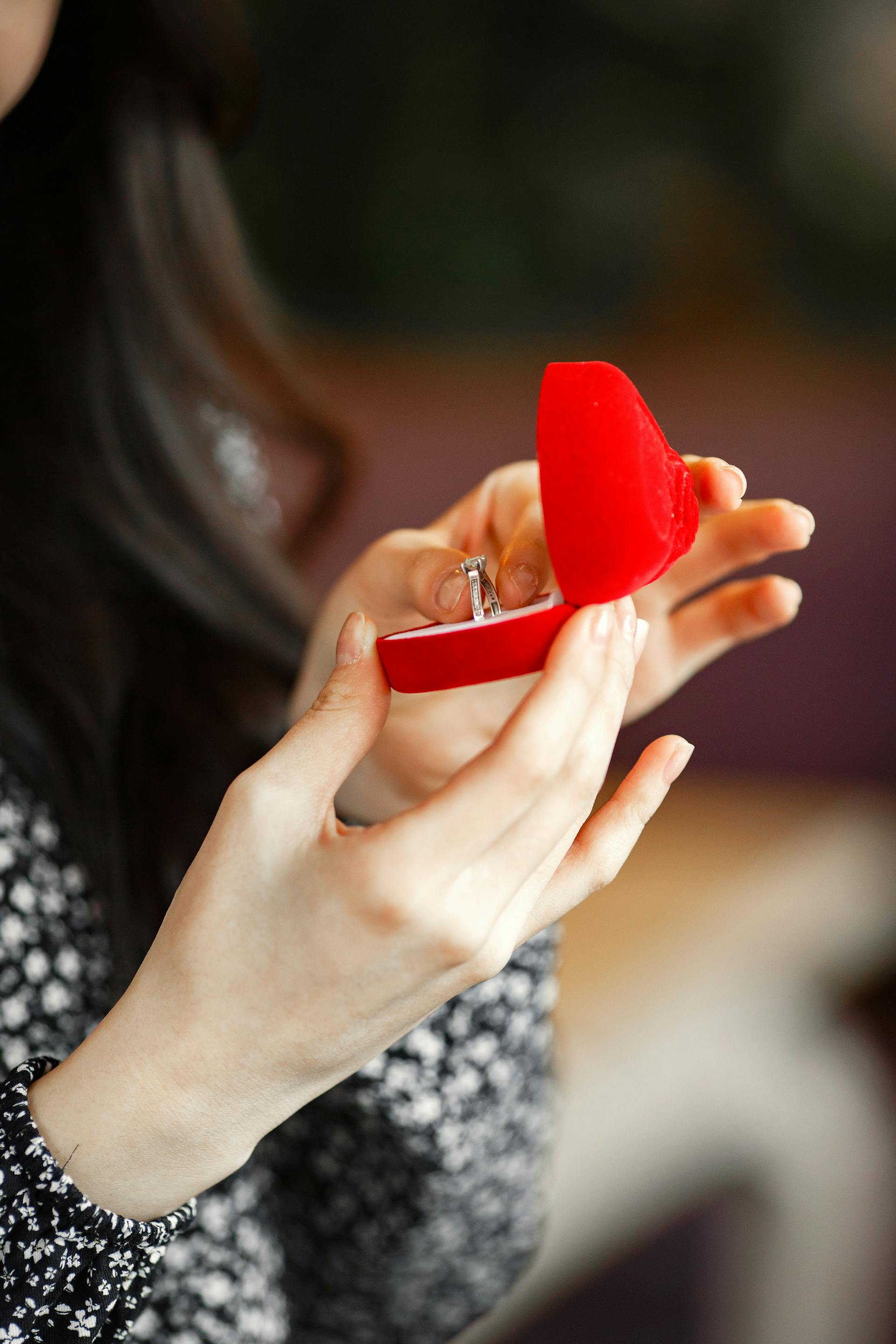 Gros plan d'une femme tenant une boîte avec une bague de fiançailles à l'intérieur | Source : Pexels
