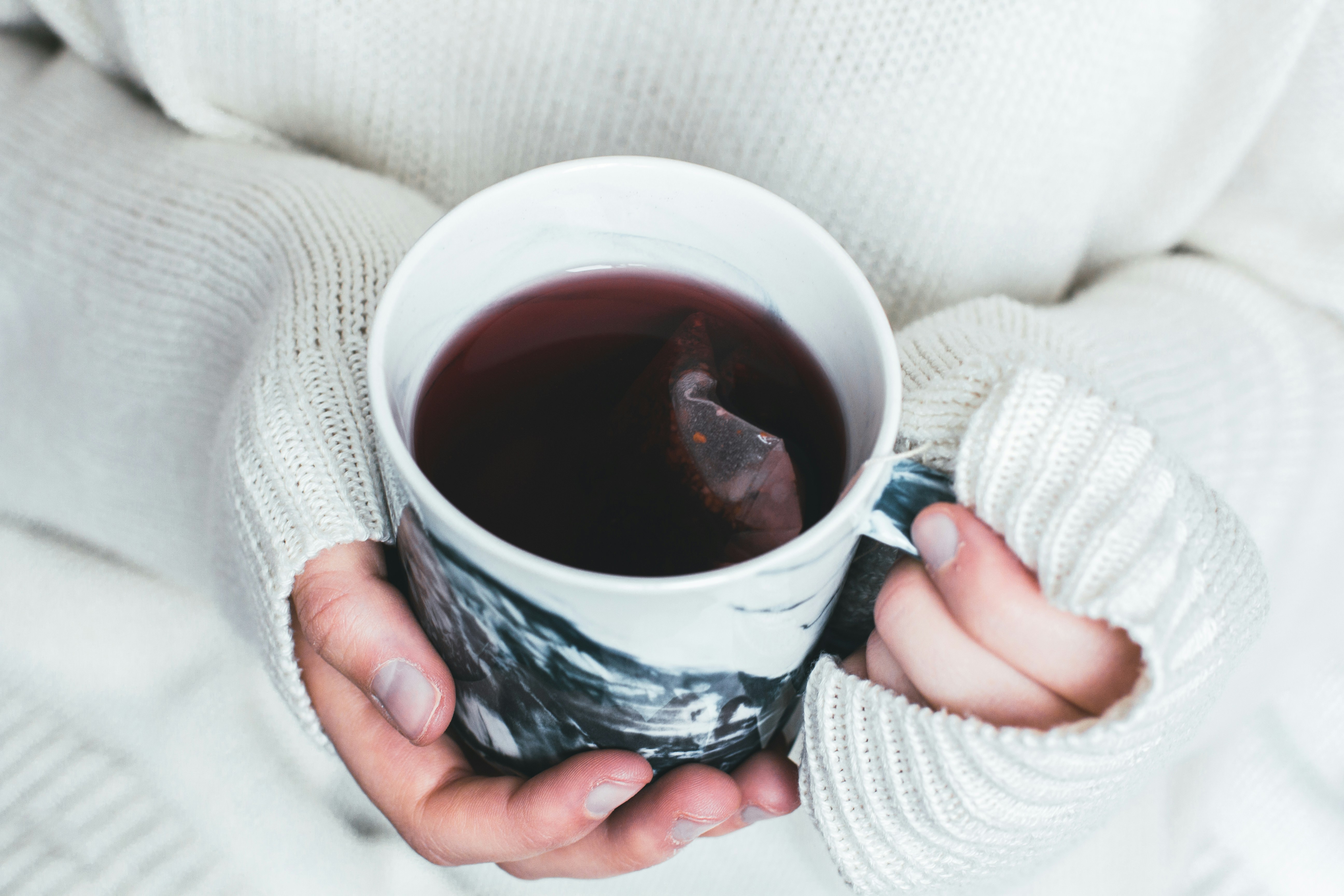 Une personne tenant une tasse de thé | Source : Unsplash