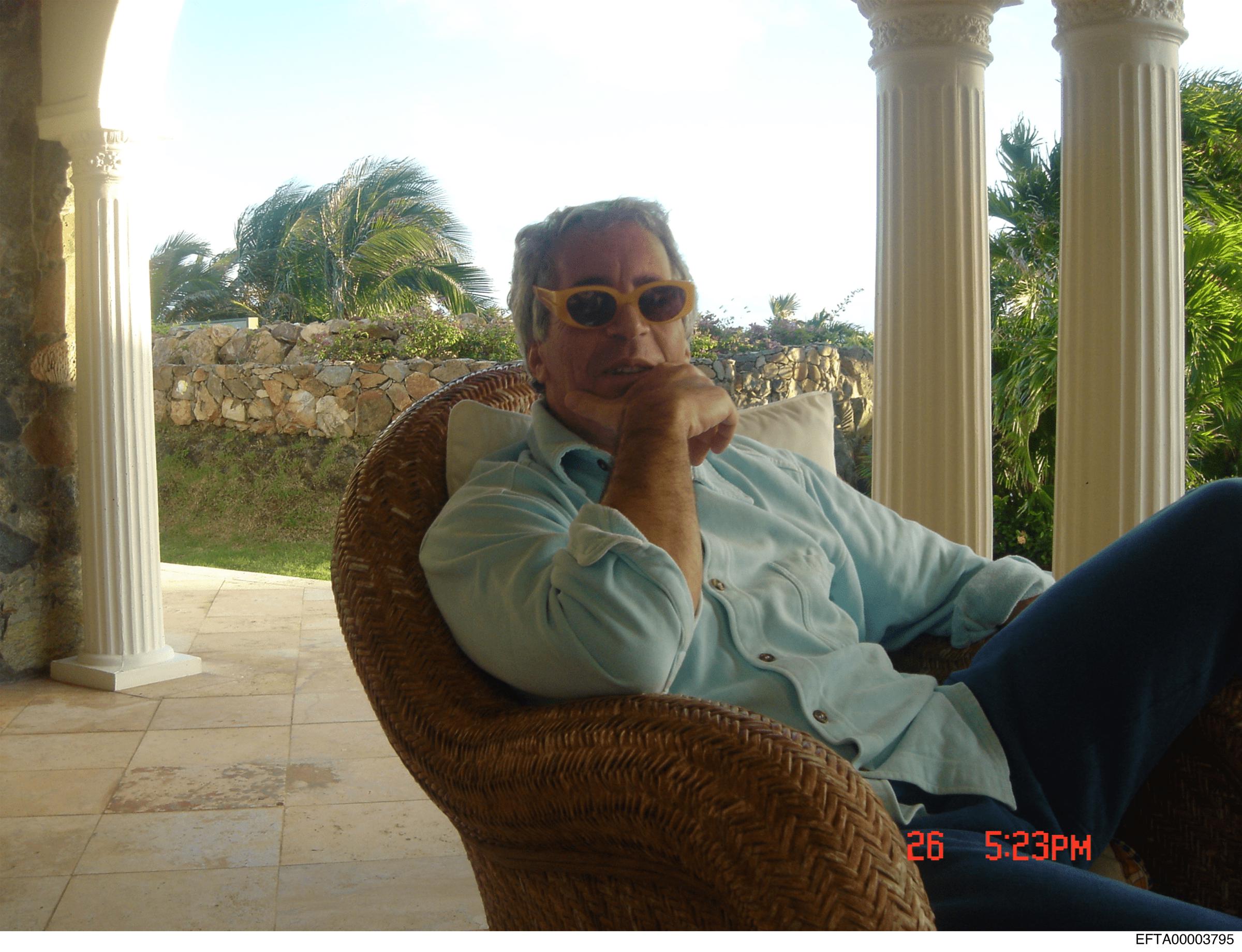 Jeffrey Epstein apparaît sur l'une des images publiées par le département d'État américain, le 20 décembre 2025 aux États-Unis.