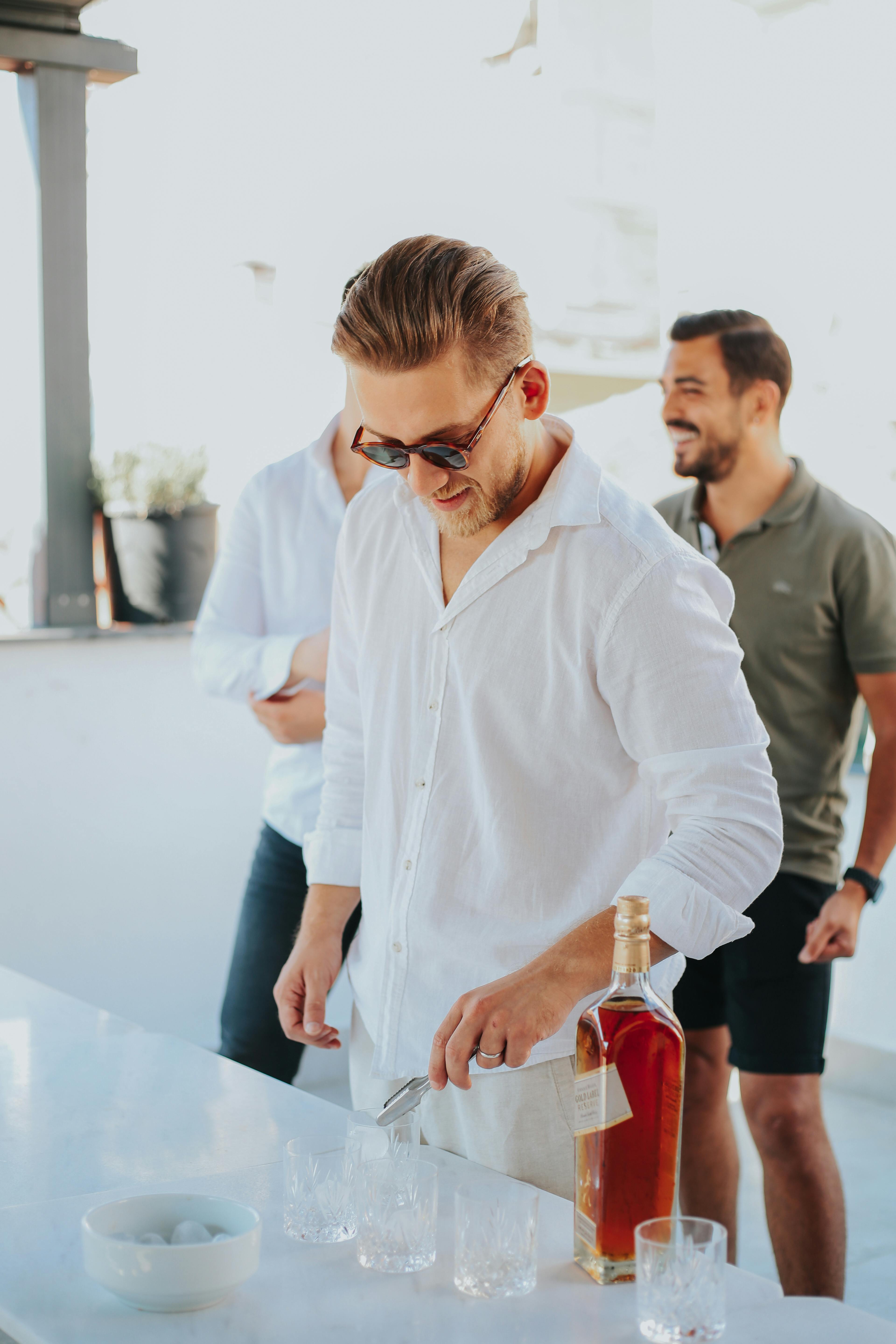 Un groupe d'hommes à une fête | Source : Pexels