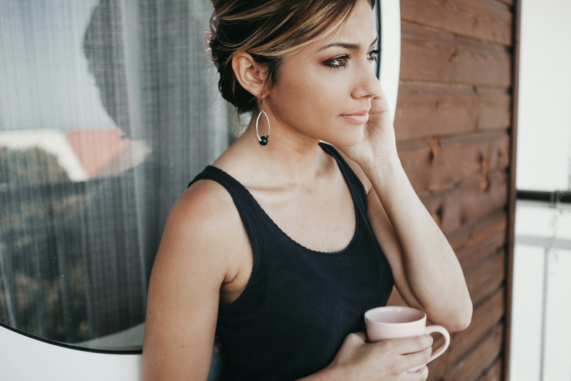 Une femme qui sourit faiblement | Source : Unsplash