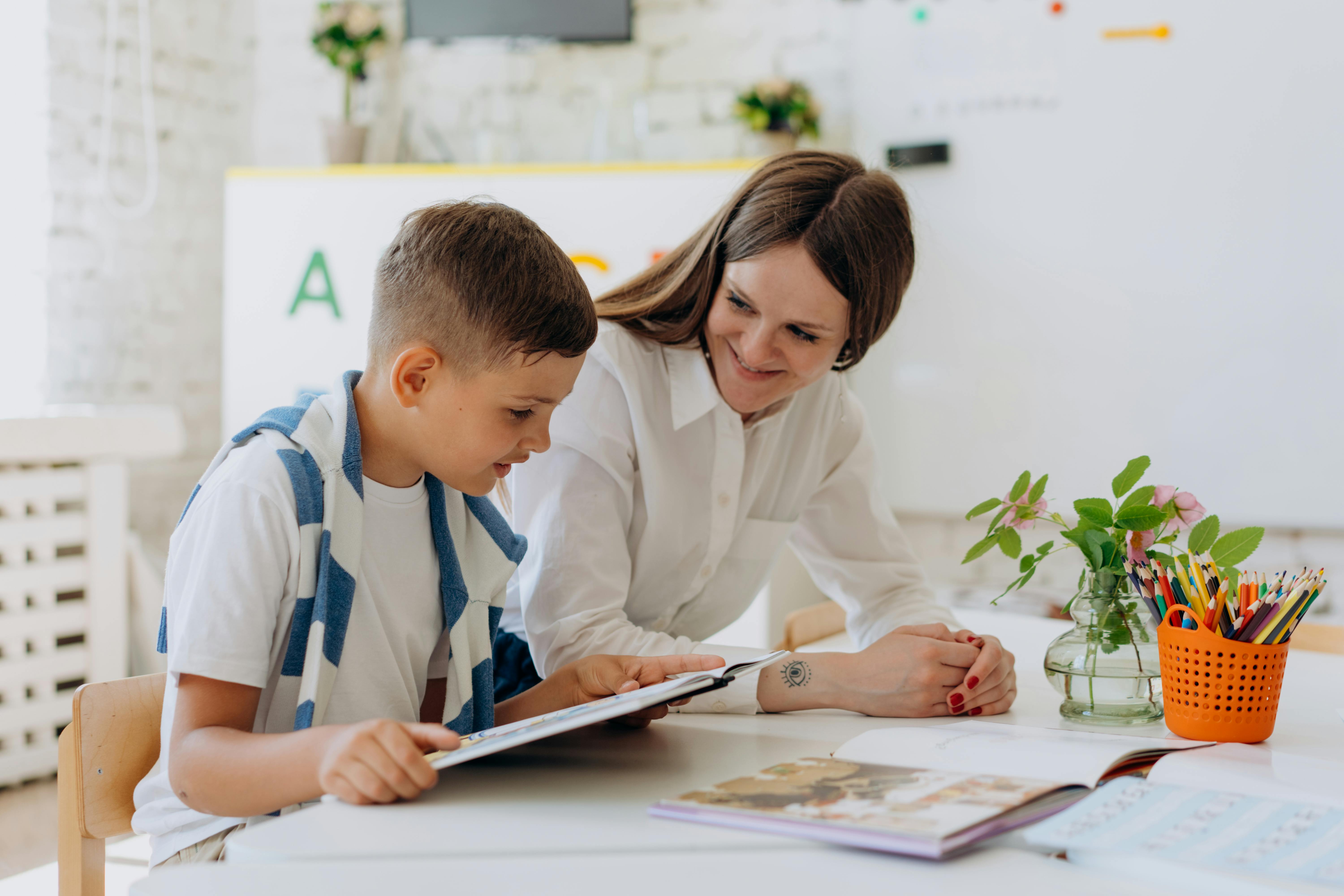 Une enseignante qui sourit à son élève | Source : Pexels