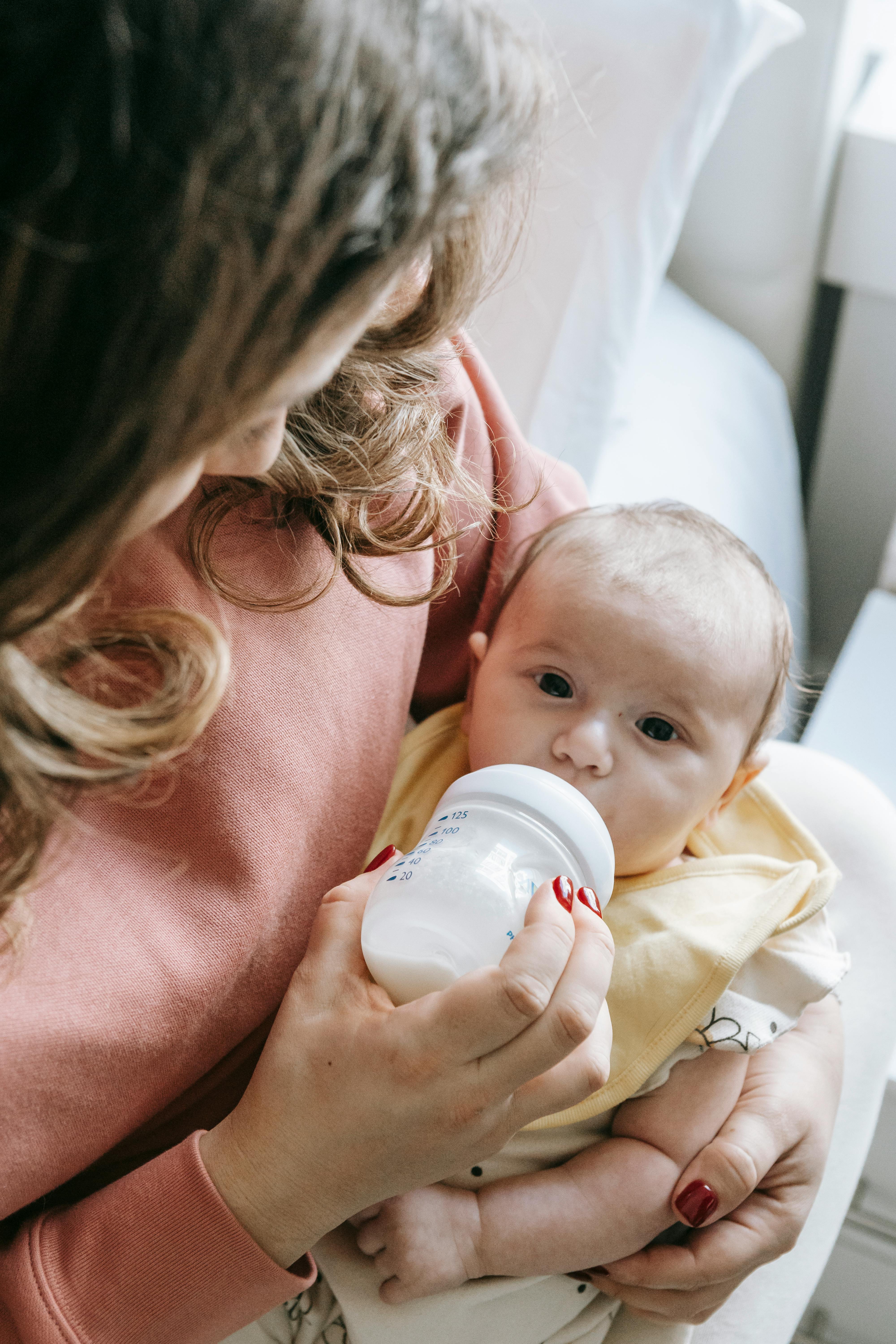 Une femme qui nourrit un bébé | Source : Midjourney