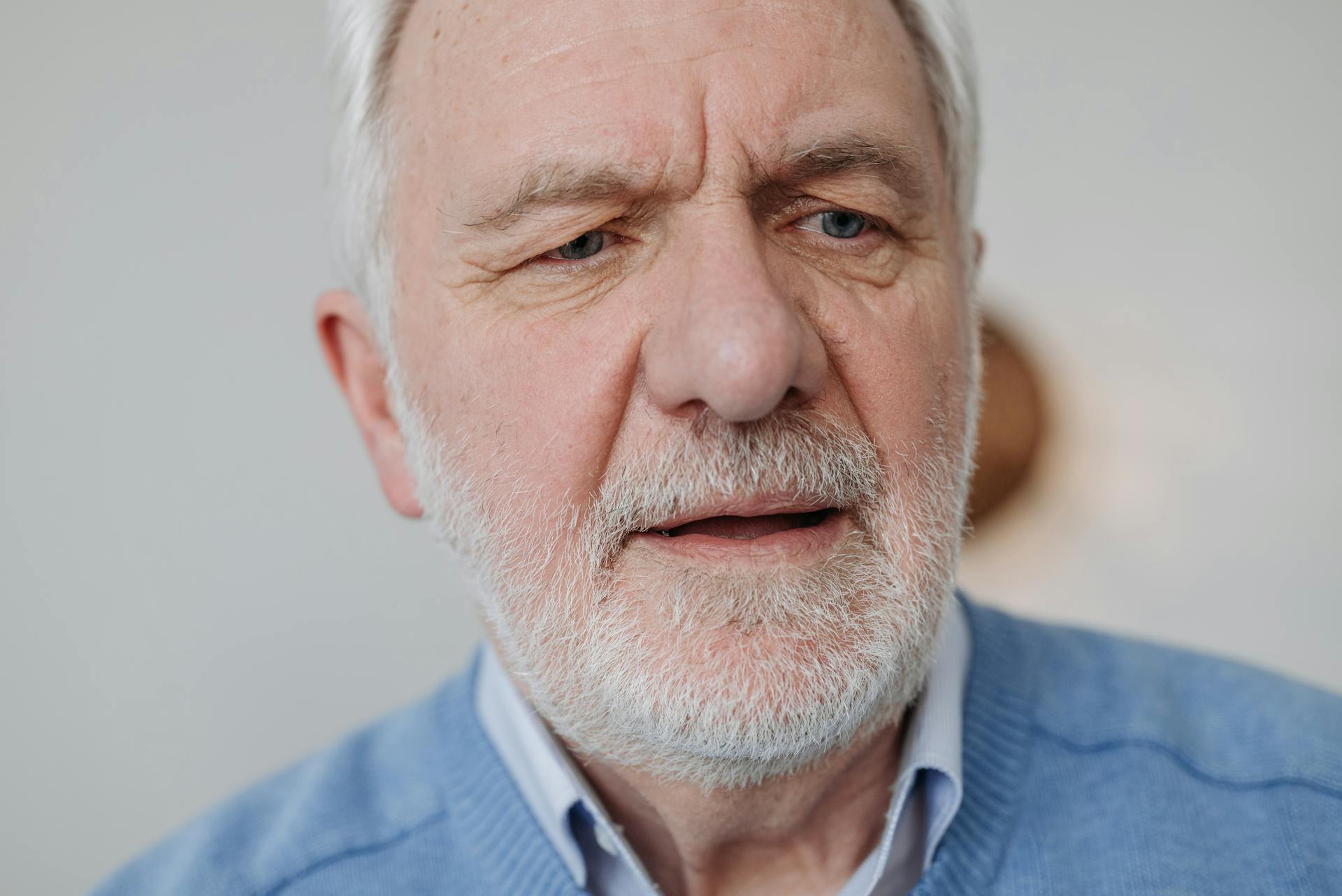 Un homme qui regarde avec incrédulité | Source : Pexels