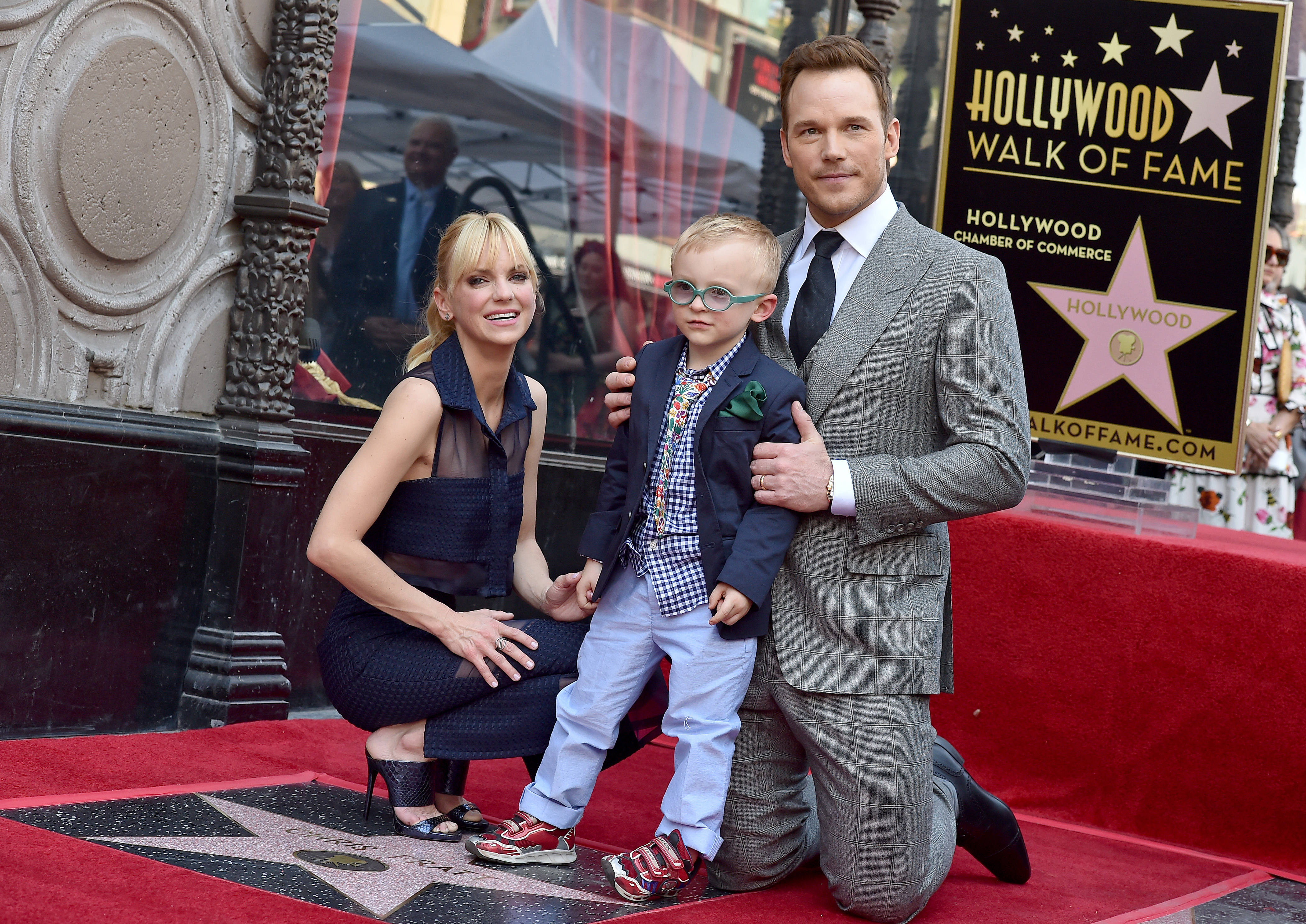 Anna Faris et Chris Pratt avec leur fils, Jack Pratt, lors de la cérémonie de remise de l'étoile de Chris sur le Hollywood Walk of Fame, le 21 avril 2017, à Hollywood, en Californie. | Source : Getty Images