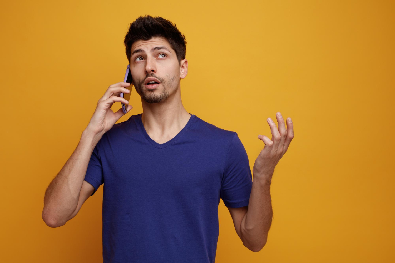 Un homme qui parle au téléphone | Source : Freepik