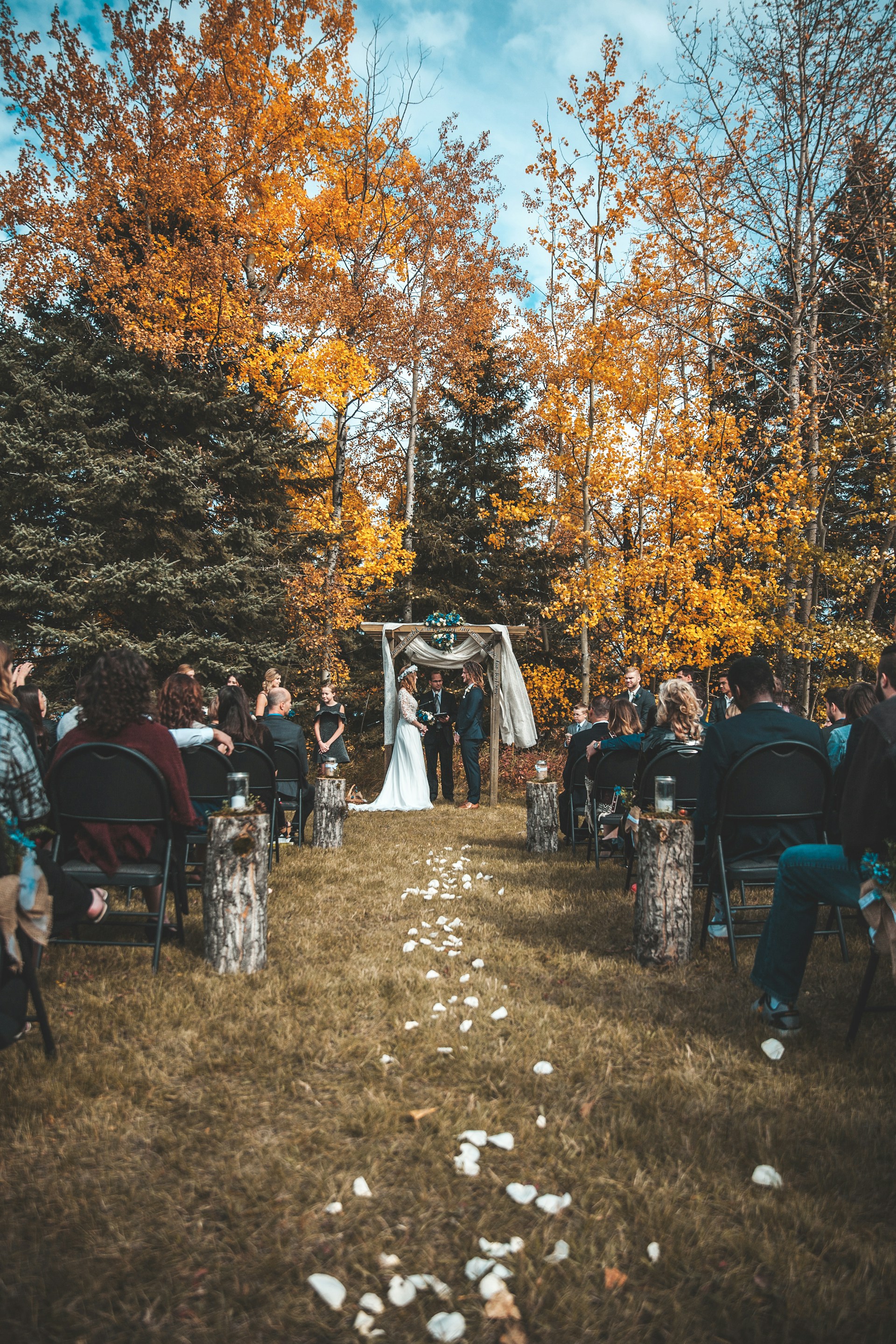 Une cérémonie de mariage en plein air | Source : Unsplash