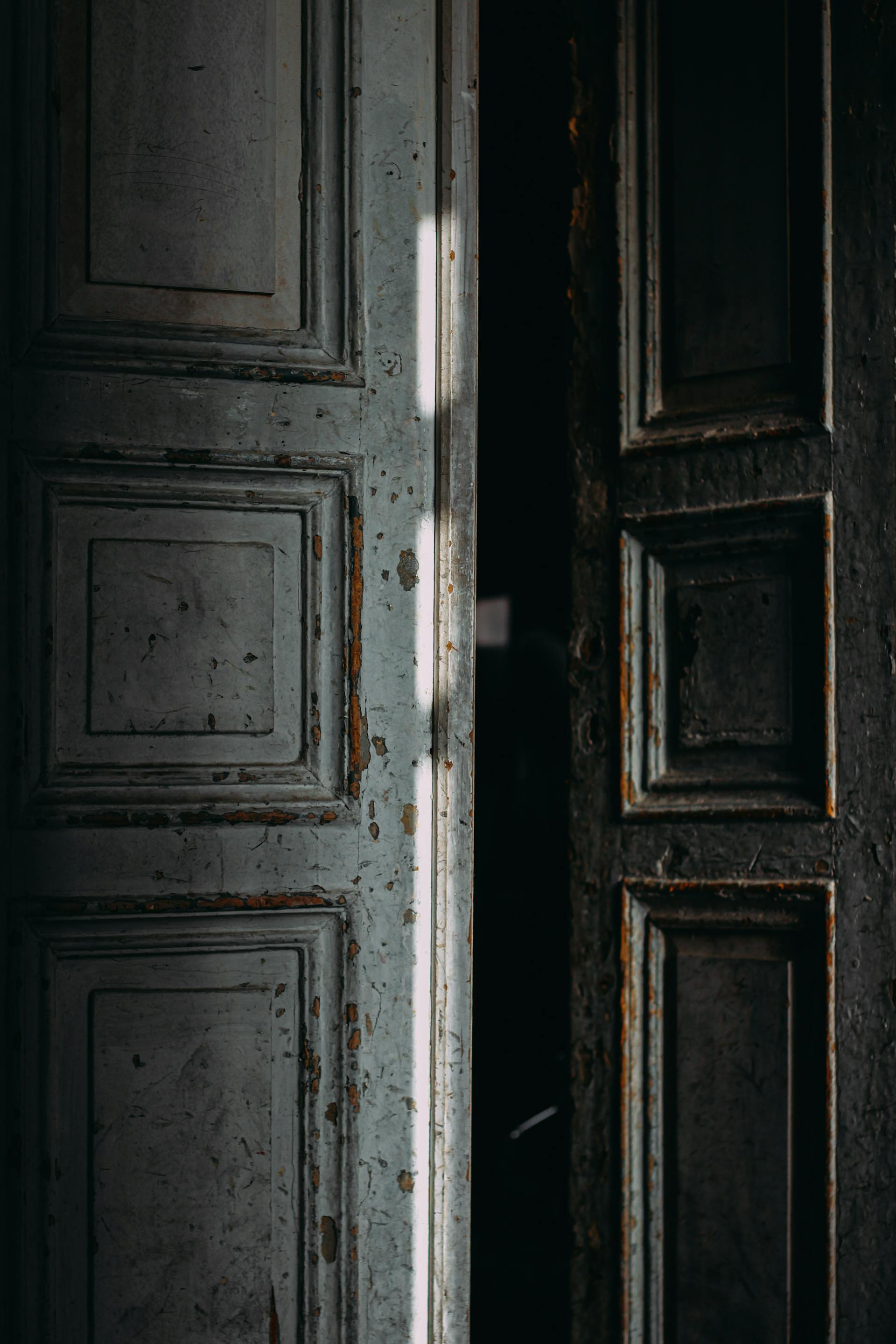 Une porte légèrement ouverte | Source : Pexels