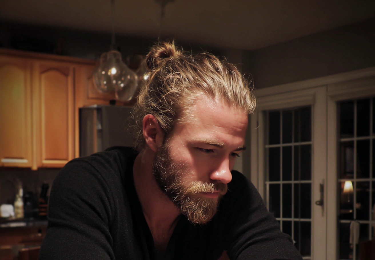 Un homme assis à une table de cuisine | Source : Midjourney