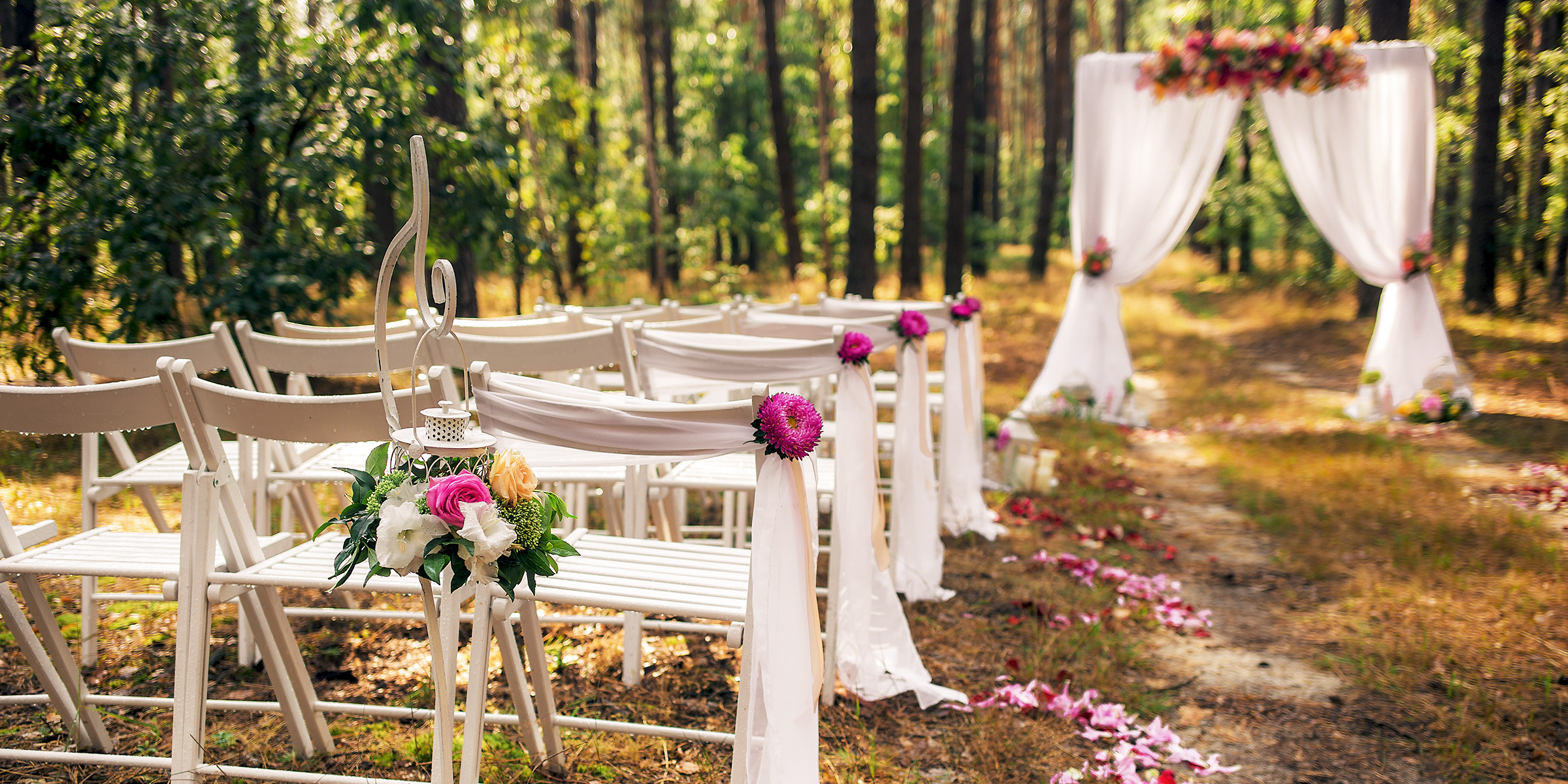 Un mariage en plein air | Source : Shutterstock