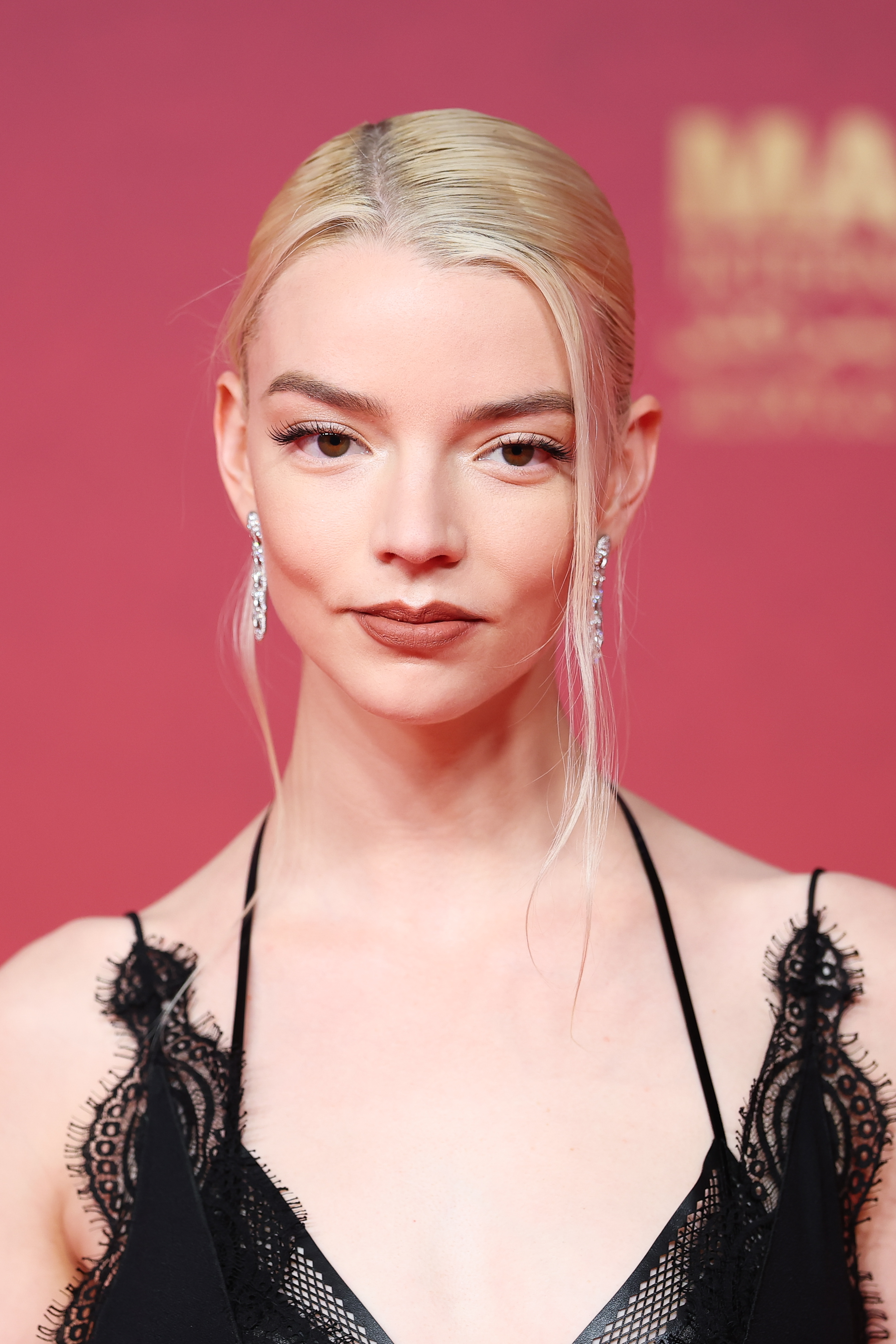Anya Taylor-Joy assiste à la cérémonie de clôture sur le tapis rouge à Marrakech, posant devant un fond rose pâle | Source : Getty Images
