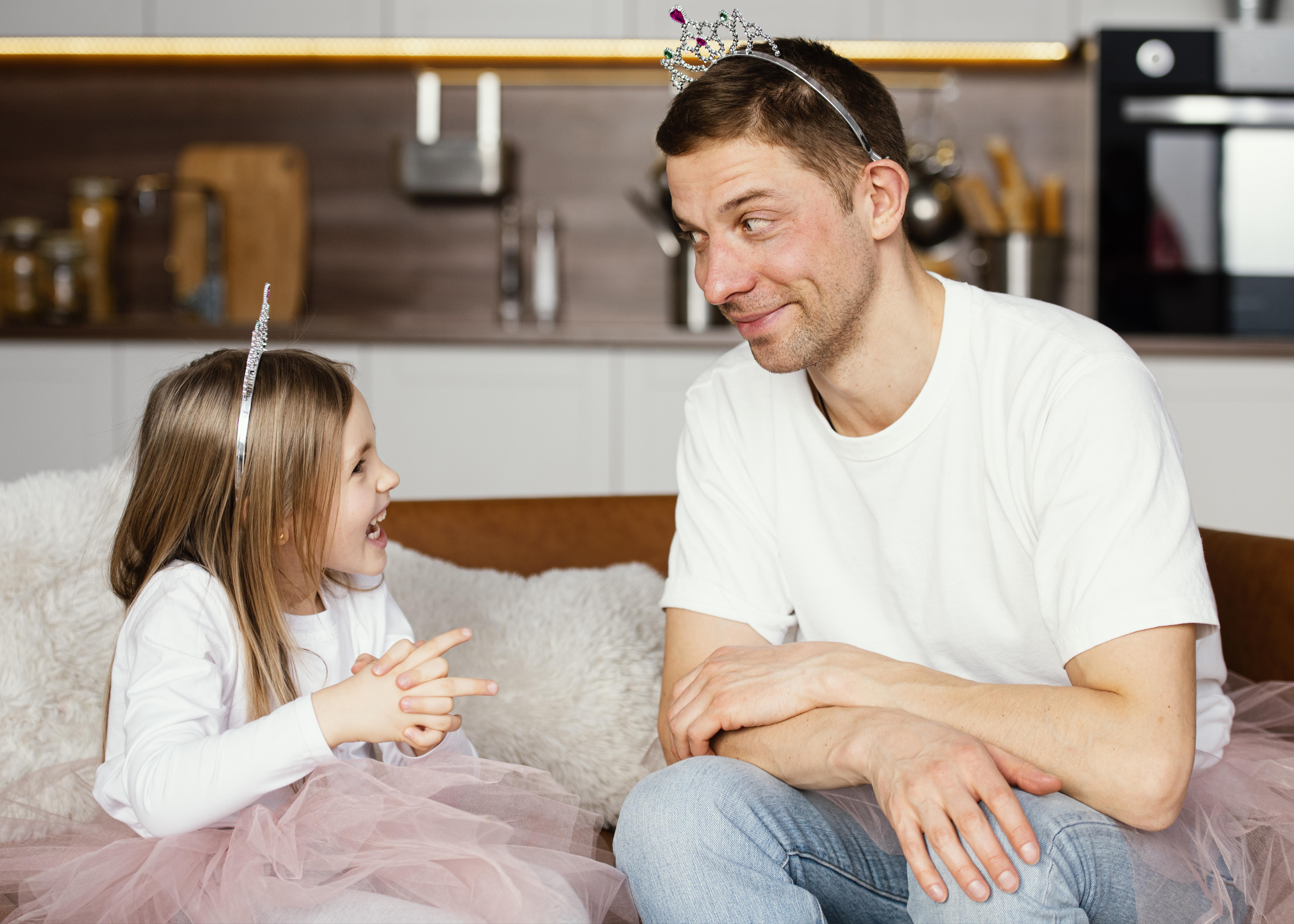 Un homme parlant à sa jeune fille | Source : Freepik