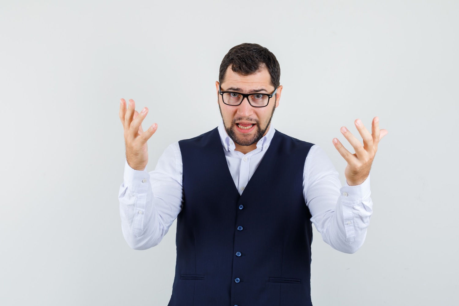 Un homme qui se dispute | Source : Freepik