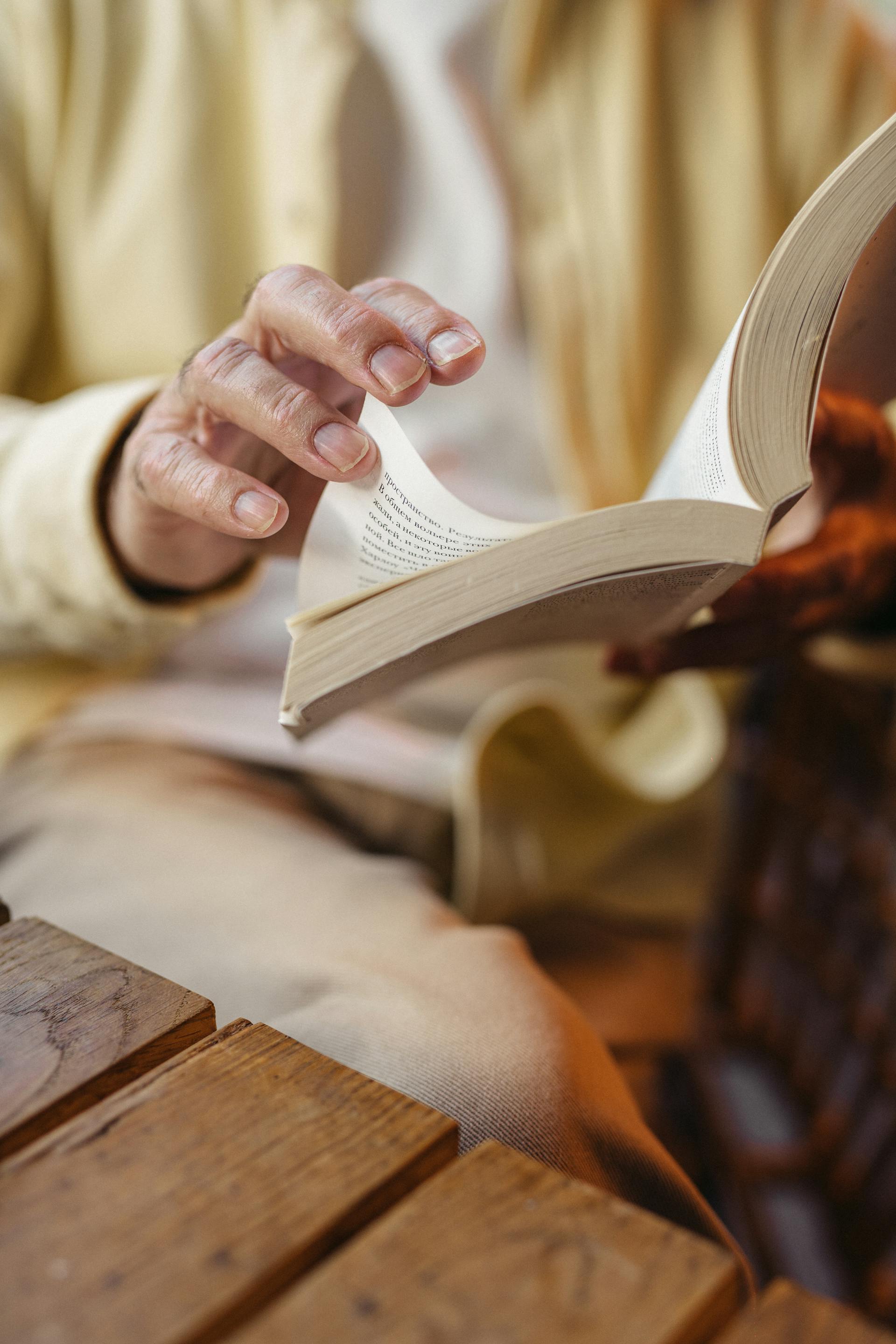 Gros plan sur une femme lisant un livre | Source : Pexels