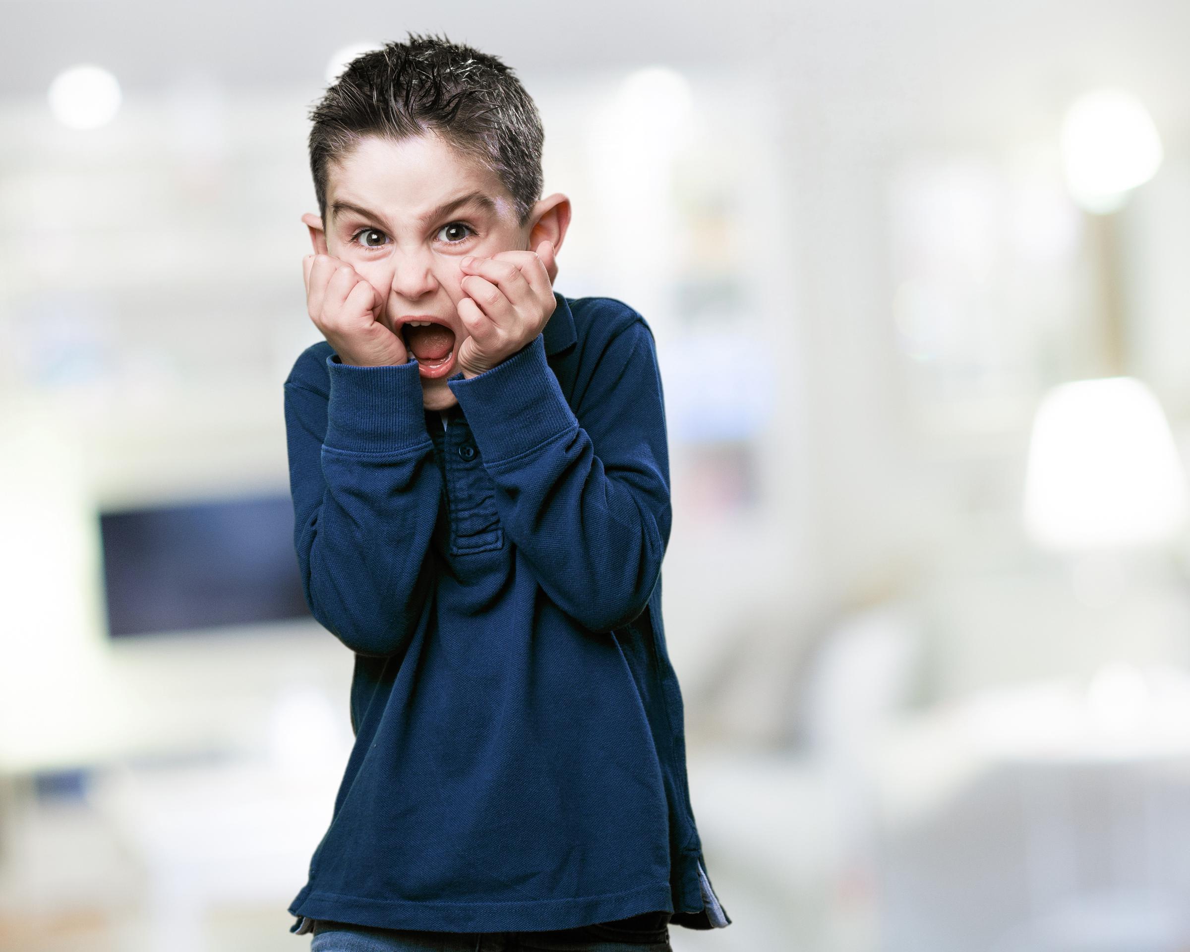 Un petit garçon effrayé | Source : Freepik