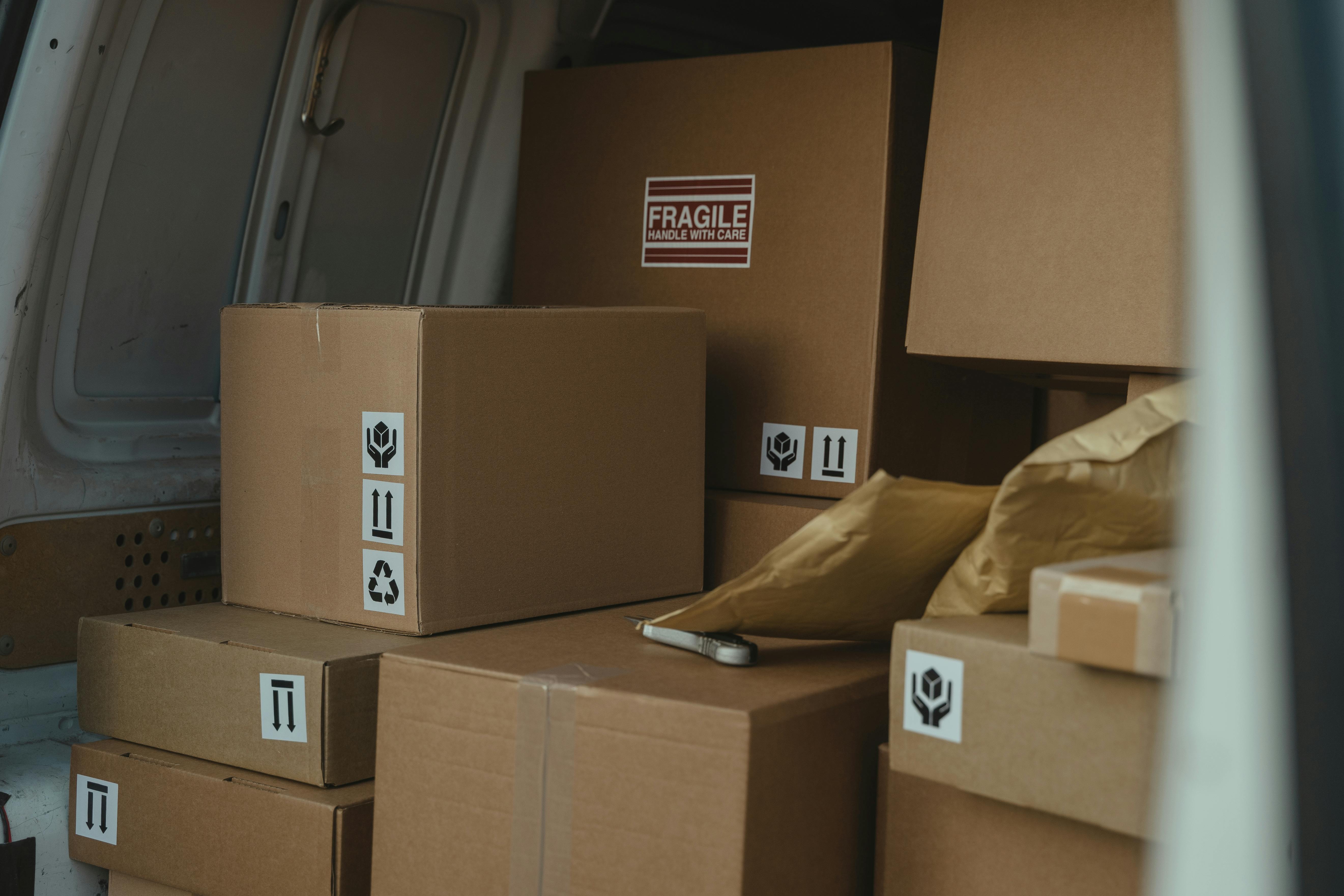 Boîtes scellées à l'arrière d'une camionnette | Source : Pexels