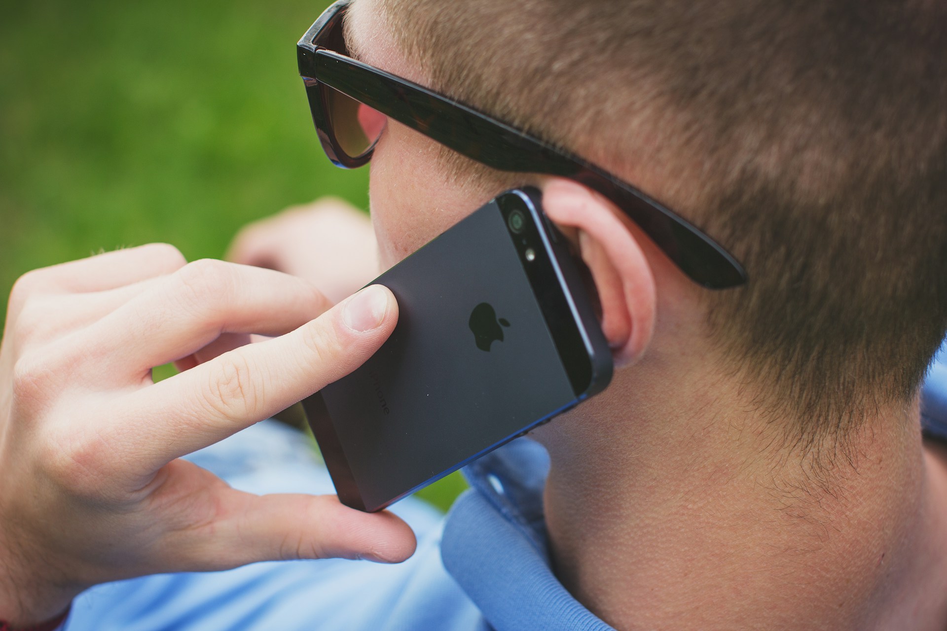 Un homme qui parle au téléphone | Source : Unsplash