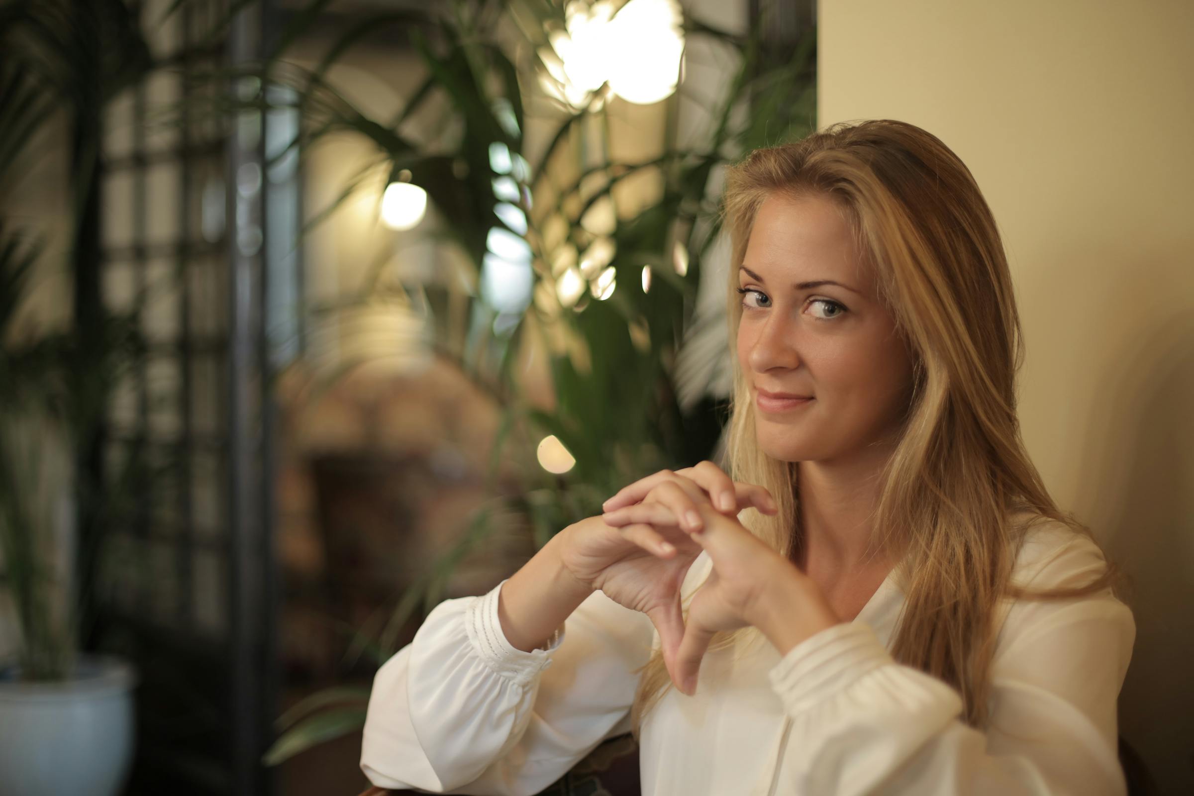 Une femme assise qui sourit | Source : Pexels