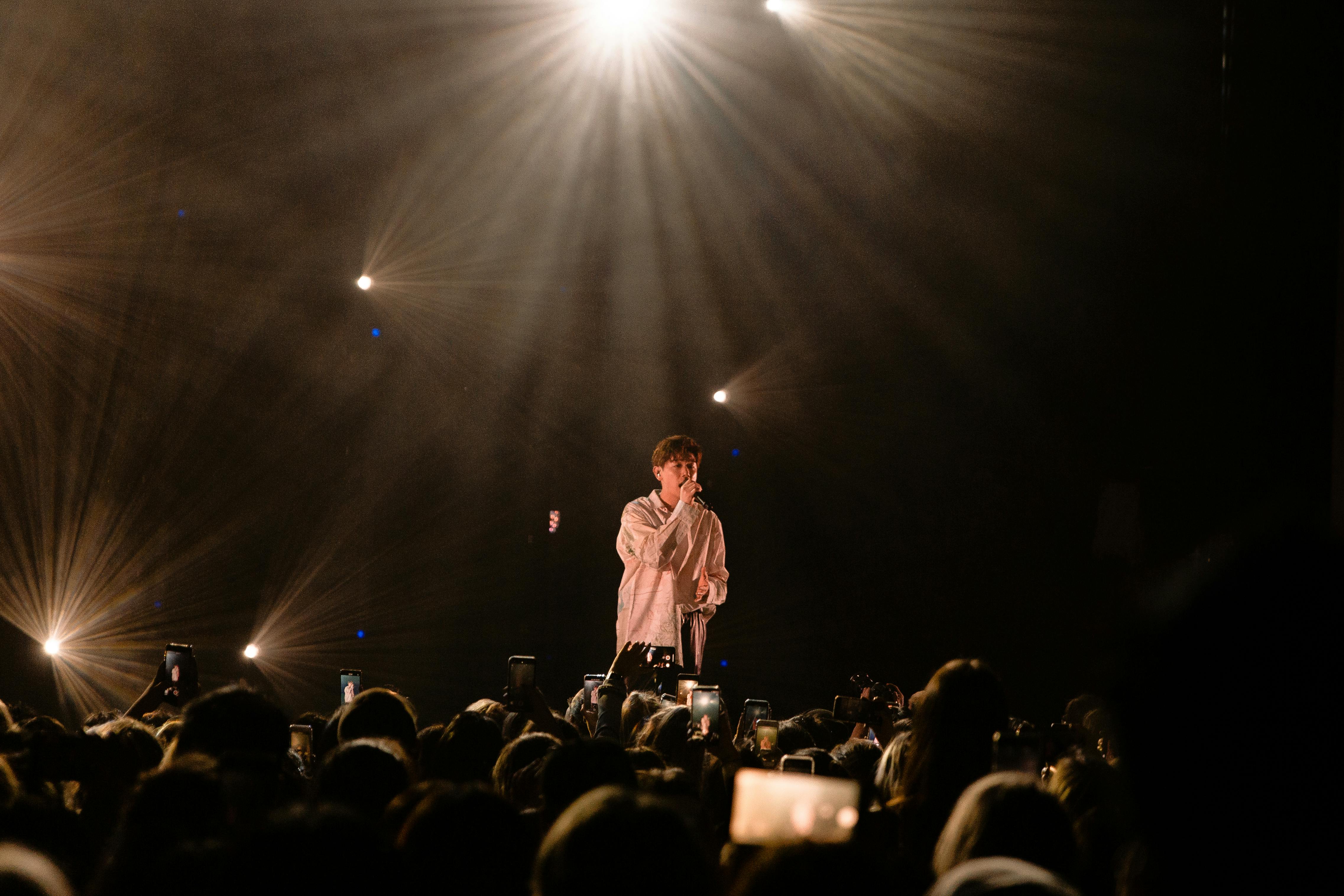 Star de la musique se produisant devant une foule | Source : Pexels