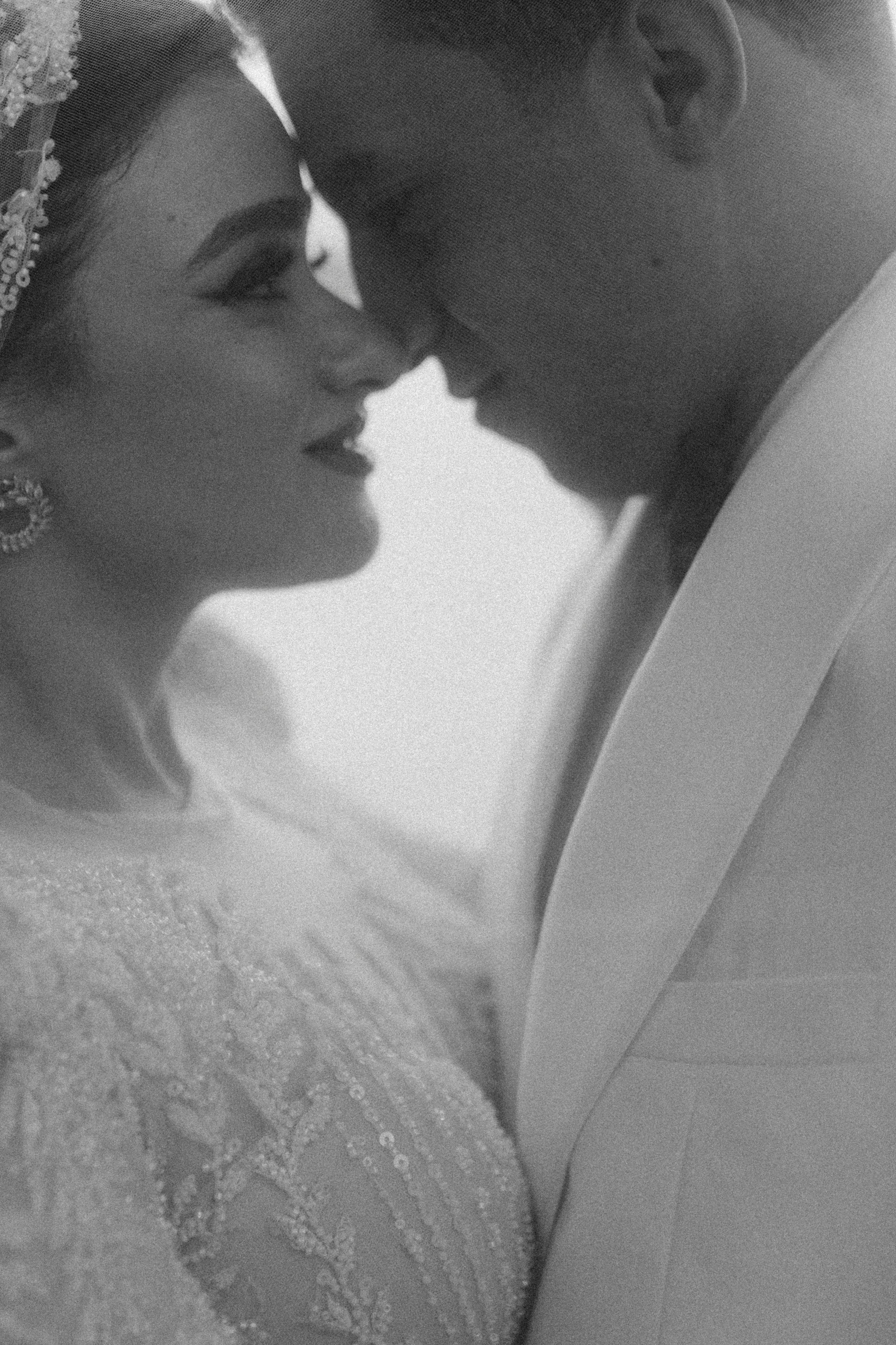 Un couple de mariés s'embrassant | Source : Pexels