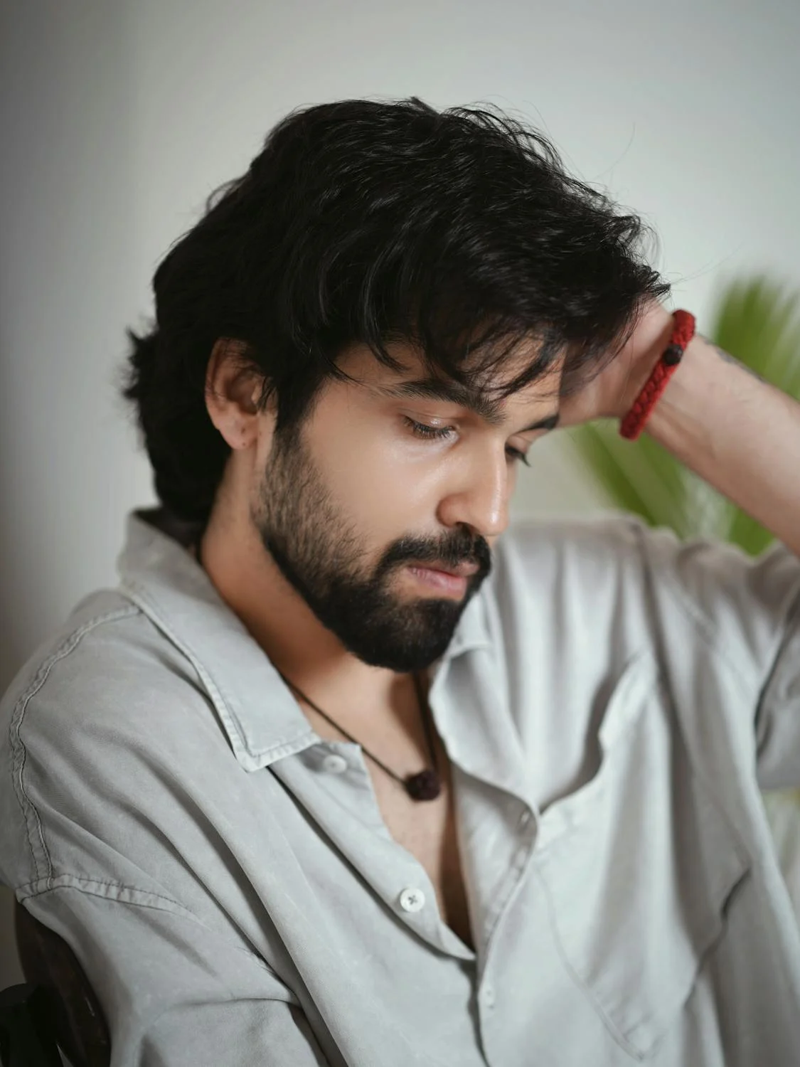 Un homme pensif sur une chaise | Source : Pexels