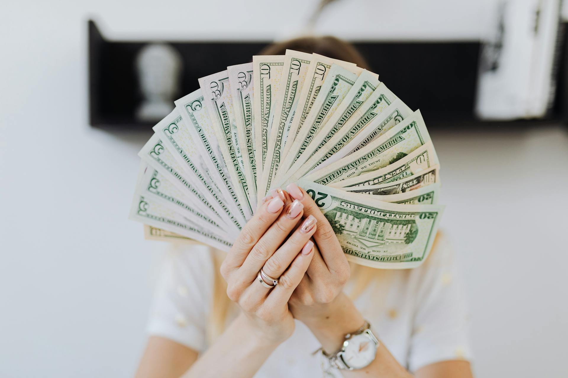 Une femme tenant de l'argent | Source : Pexels