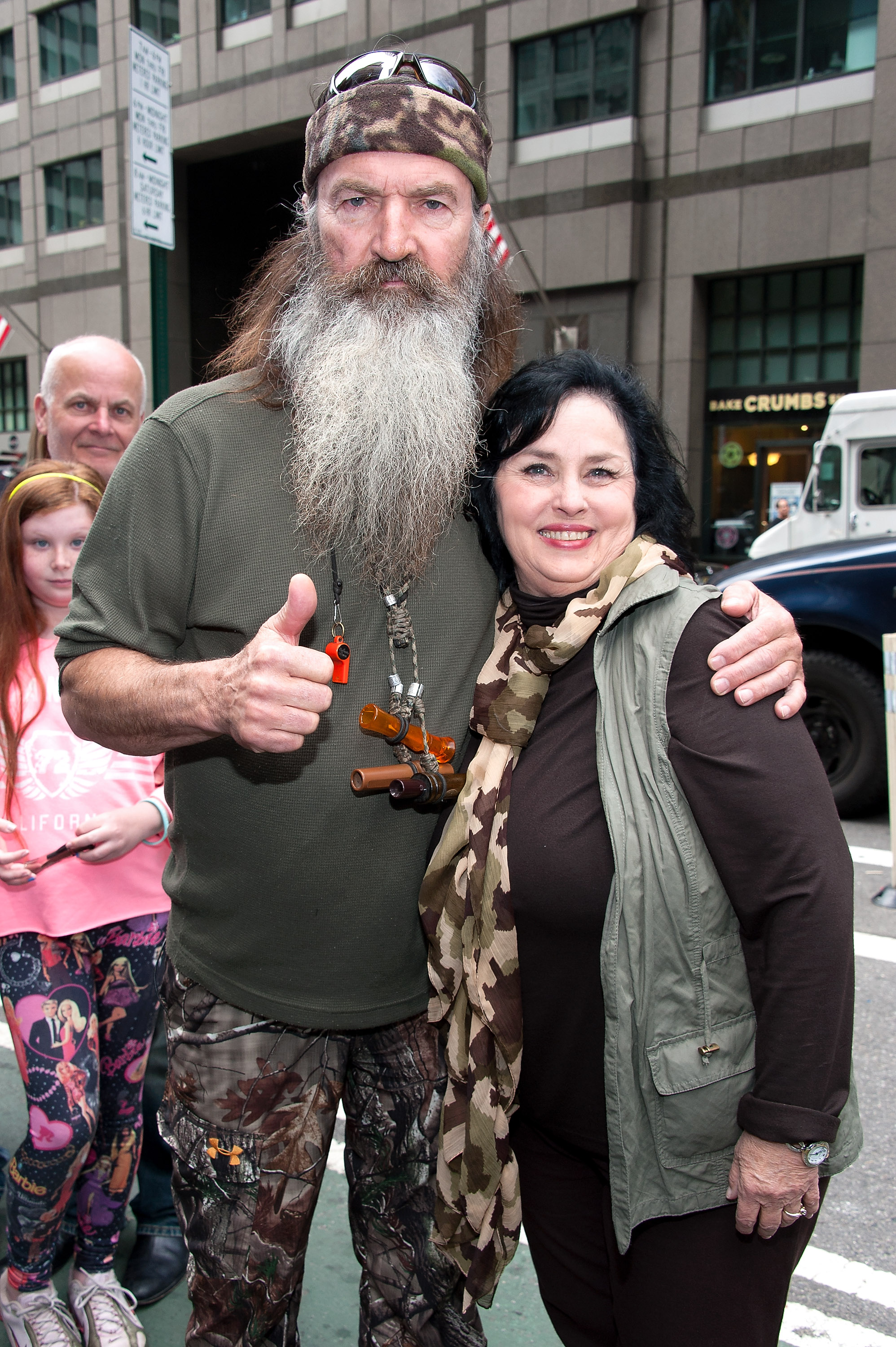 Phil et Kay Robertson en visite à « Extra » à Times Square, le 7 mai 2013, à New York. | Source : Getty Images