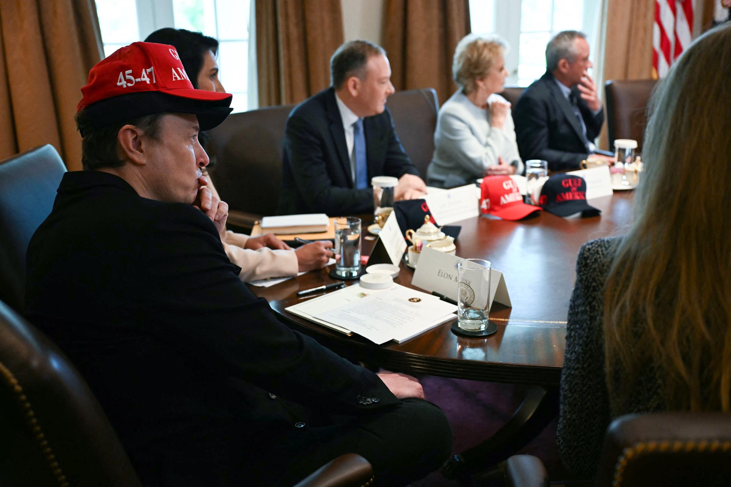 Elon Musk porte une casquette Gulf of America alors qu'il est assis avec d'autres fonctionnaires lors d'une réunion du cabinet | Source : Getty Images